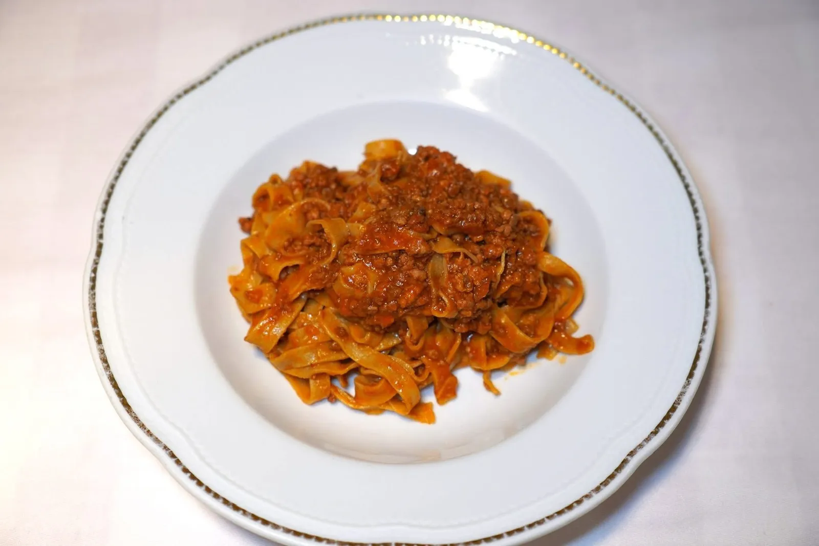 TAGLIATELLE 100% BOLOGNESE WITH MEAT RAGU' (16 €)Ragù alla Bolognese คือซอสเนื้อเข้มข้นต้นตำรับจากเมือง Bologna ในแคว้น Emilia-Romagna มีลักษณะเป็นเนื้อวัวบดที่ผ่านการตุ๋นกับผักหลายชนิดนานหลายชั่วโมงจนนุ่มละมุน รสชาติมีความกลมกล่อมและหอมกลิ่นเนื้อ ทางร้านเสิร์ฟมากับพาสต้าเส้นสด Tagliatelle คลาสสิก พนักงานยังแนะนำให้รับประทานสลับกันไปกับหอมแดงจิ้มเกลือตามวิธีแบบดั้งเดิมอีกด้วย (15/20)