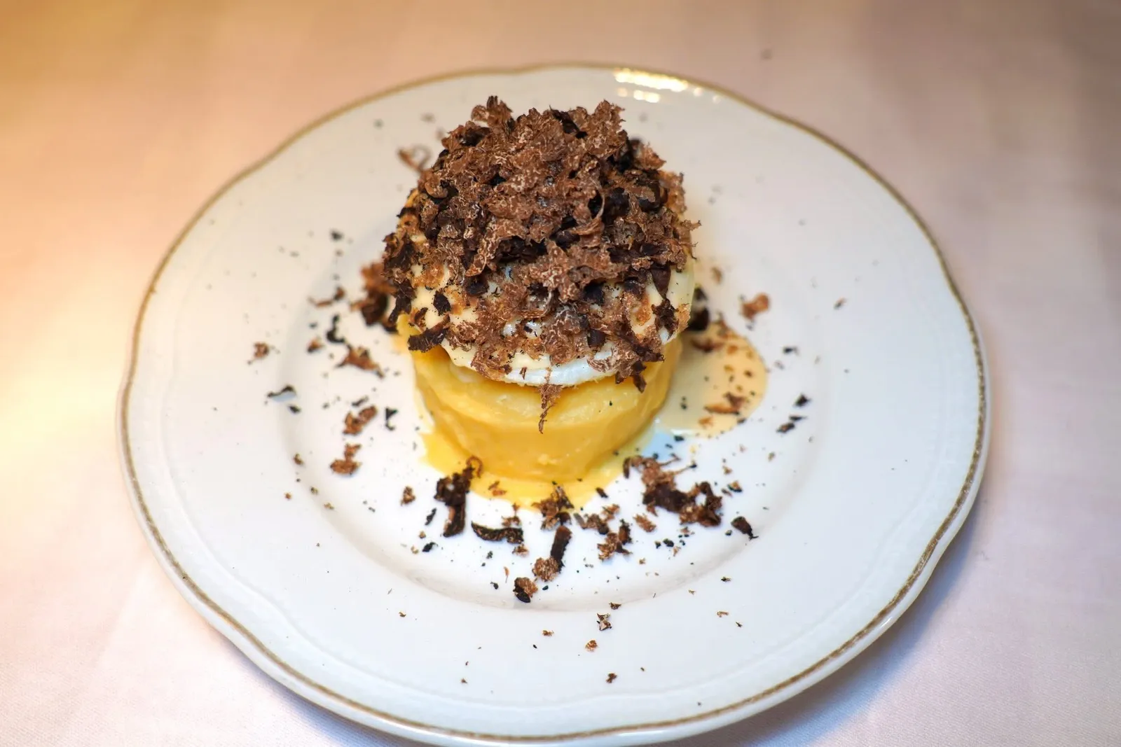 THE "AMERIGO" EGG WITH SCORZONE BLACK TRUFFLE, WITH ROASTED OR FRIED WILD MUSHROOMS DEPENDING TO THE AVAILABILITY OF THE MOMENT (2023) (24 €)The Amerigo Egg เป็นเมนูที่ได้รับการรังสรรค์ขึ้นในปี 2023 นำเสนอมาเป็น Mashed Potato เนื้อเนียนละมุน ด้านในเป็นชีสพาเมซานล้อมรอบไข่แดงที่จะไหลเยิ้มออกมาทันทีที่ใช้มีดตัดเข้ากันกับองค์ประกอบของไข่ขาว (15/20)