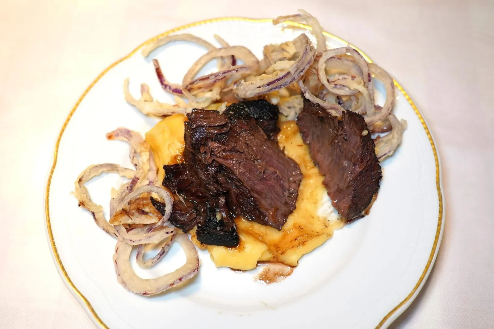 BARBERA BRAISED VEAL CHEEK WITH POTATO PUREE AND CRISPY RED ONION (1997) (18 €)จากนั้นเสิร์ฟมากับ Mashed Potato เนื้อเนียนละมุน รอบ ๆ คือหอมแดงทอดกรอบช่วยสร้างมิติทางเนื้อสัมผัส (15/20)