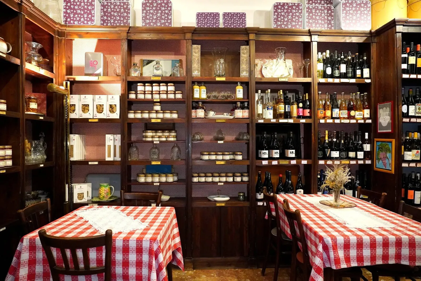 ส่วน La Cantina หรือห้องเก็บไวน์โดดเด่นด้วยไวน์ Colli Bolognesi ของภูมิภาค Emilia-Romagna ซึ่งถูกเก็บไว้อย่างดีที่อุณหภูมิ 15 องศาเซลเซียสและความชื้น 70% สุดท้ายคือ All'Aperto หรือเทอเรสนอกร้านที่จัดเตรียมให้นั่งเฉพาะในช่วงหน้าร้อน