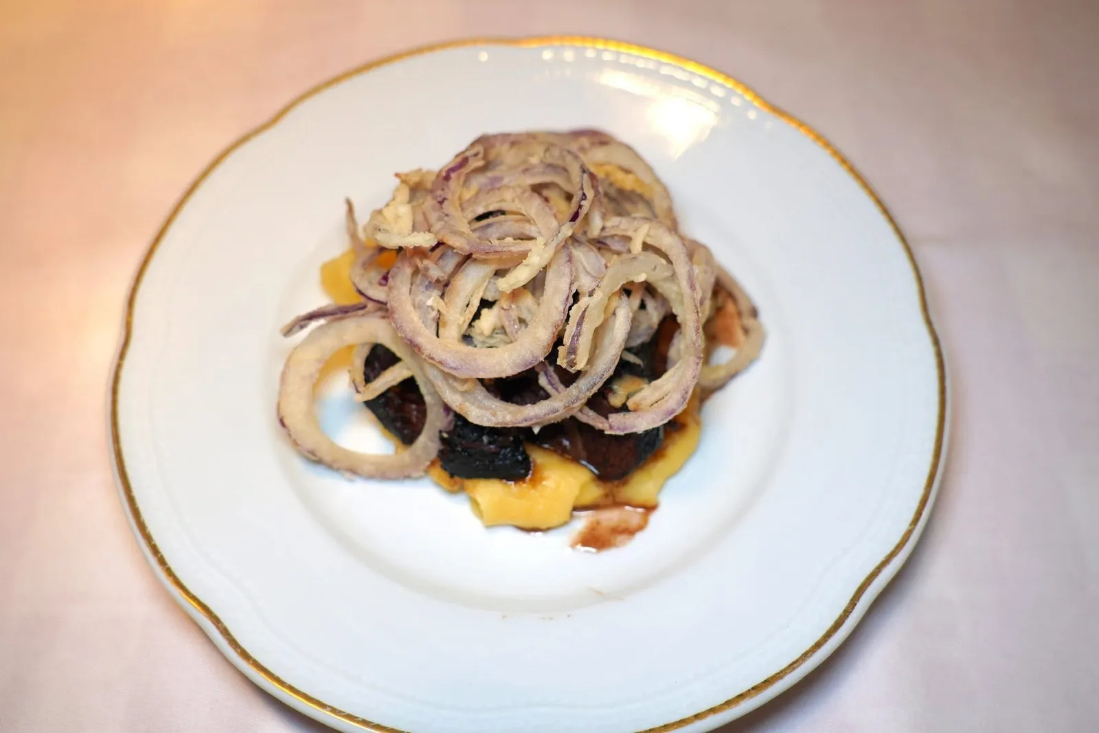 BARBERA BRAISED VEAL CHEEK WITH POTATO PUREE AND CRISPY RED ONION (1997) (18 €)เมนูที่ถูกคิดค้นขึ้นในปี 1997 นี้คือเนื้อส่วนแก้มของลูกวัวที่ผ่านการตุ๋นจนนุ่มในไวน์แดง Barbera (15/20)