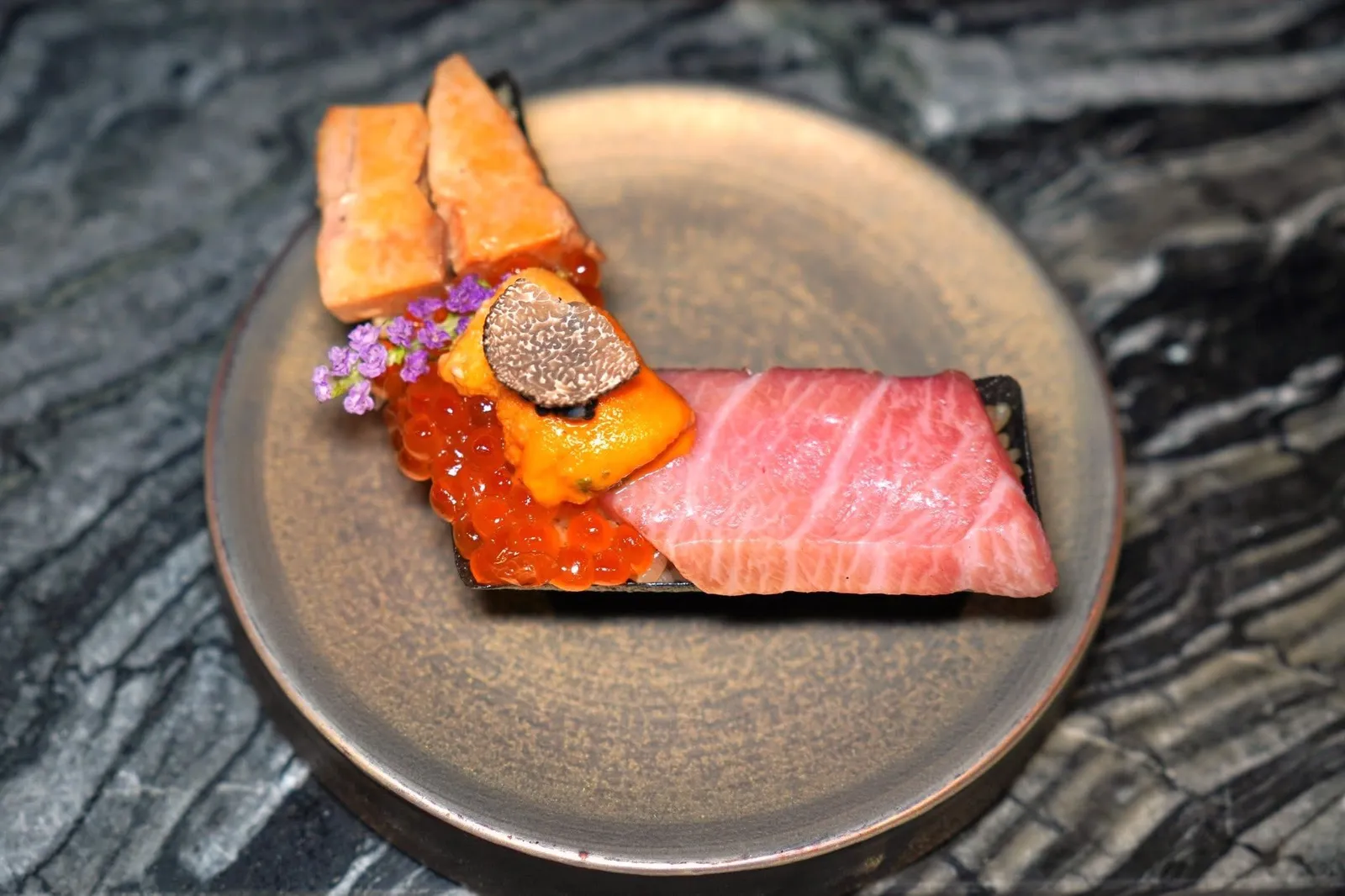 Himeshi Signature (1,290++)Rice (Shizen), Otoro, Ankimo, Uni, Ikura, Caviar Veganเริ่มต้นด้วยคอร์ส Signature Dish ที่เป็นการนำวัตถุดิบรสเลิศมาประกอบเข้าด้วยกันได้แก่ข้าวเกรดพรีเมี่ยมจากจังหวีด Niigata ที่หุงกับเห็ดชิทาเกะและมีอโรมาของทรัฟเฟิล ด้านบนคือโอโทโร่ อังกิโมะ บาฟุนอูนิ อิคุระ และคาเวียร์วีแกน ส่วนรอบ ๆ เป็นแป้งทอดกรอบ