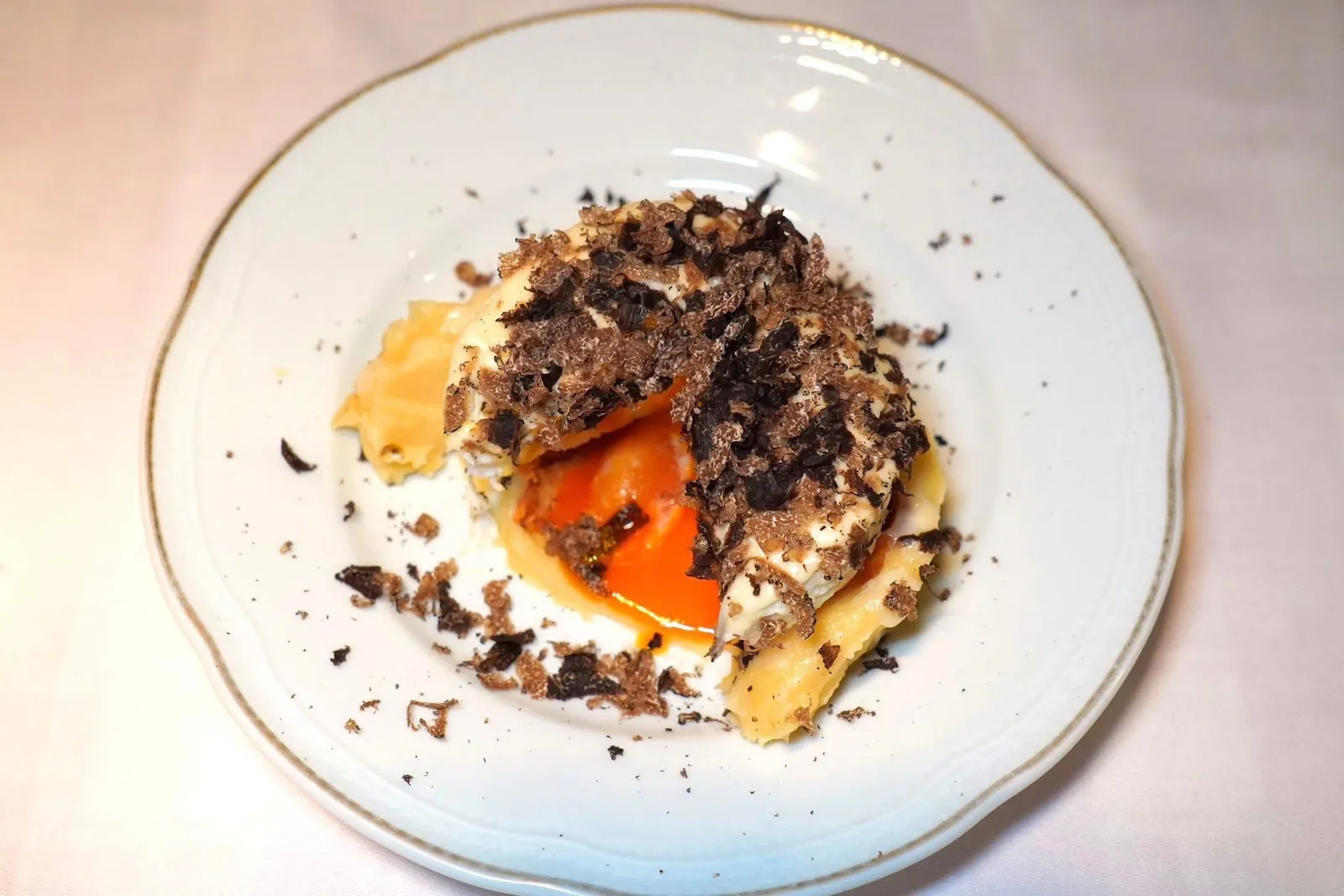THE "AMERIGO" EGG WITH SCORZONE BLACK TRUFFLE, WITH ROASTED OR FRIED WILD MUSHROOMS DEPENDING TO THE AVAILABILITY OF THE MOMENT (2023) (24 €)ด้านบนท็อปด้วย Parmesan Cheese Cream และ Scorzone Black Truffle ที่ฝนมาให้แบบล้นจาน (15/20)