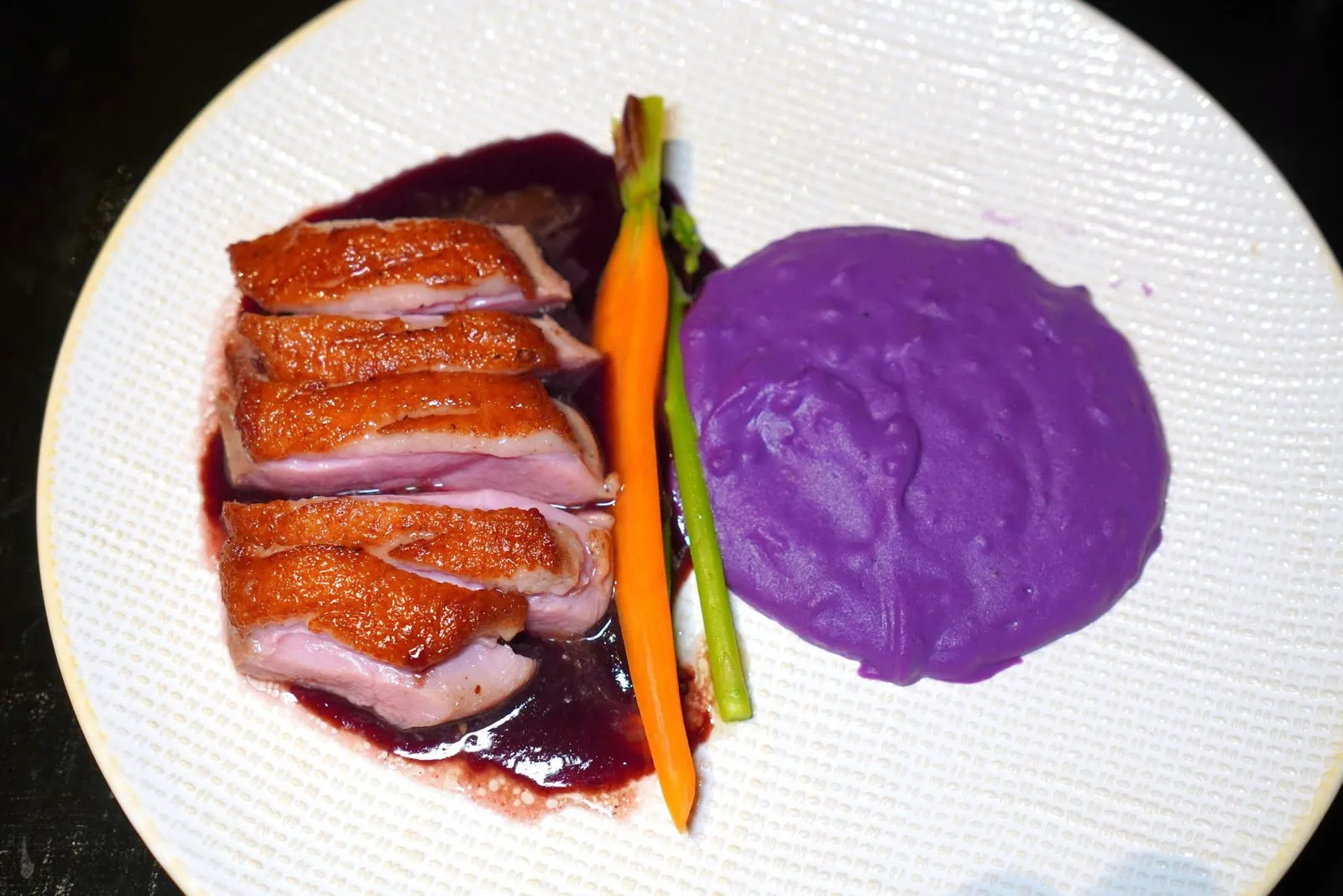 อกเป็ดย่างซอสไวน์แดงCrispy Grilled Duck Breast with Velvetly Monsoon Red Wine Jusอกเป็ดย่างหนังหนึบเสิร์ฟมากับซอสไวน์แดง Monsoon Valley ให้รสชาติหวานนำ ส่วนอีกฝั่งหนึ่งคือเพียวเรมันม่วงนั่นเอง