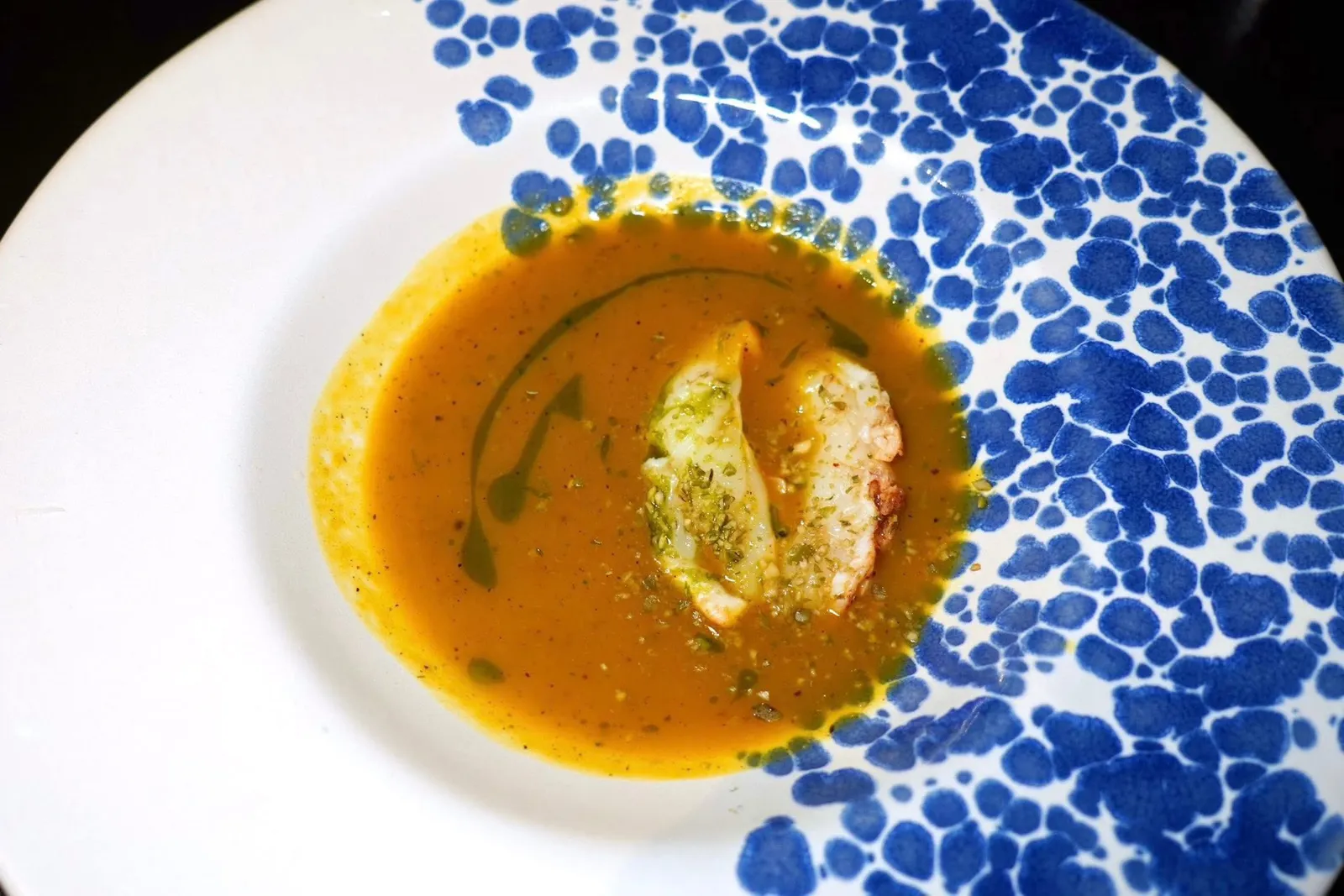 🥄 SOUPแกงเลียงฟักทองเผาเคล้าคลอกั้งหัวหินย่างถ่านCharred Pumpkin Broth with Grilled Hua Hin Rock Lobster and Native Herbsแกงเลียงที่เตรียมมาจากฟักทองหัวหินเผา เชฟปรุงรสด้วยกระชาย หอมแดง และพริกไทยดำ นอกจากนี้ยังมีเนื้อกั้งหัวหินใส่เข้ามาด้วย