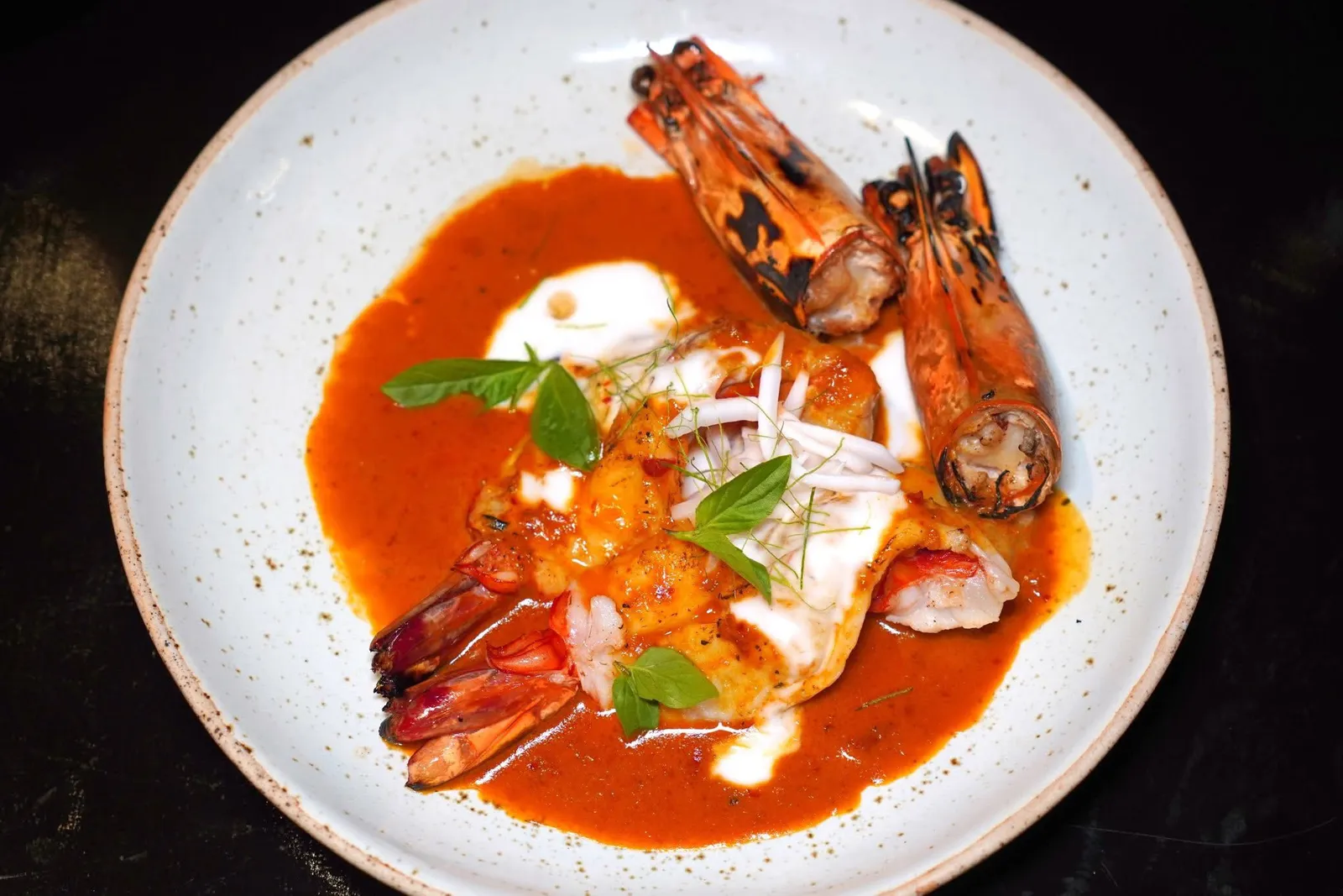 🥄 MAIN - A DUET OF CURRIESกุ้งลายเสือรมควันเนื้อมะพร้าวหอมราดซอสฉู่ฉี่สมุนไพรChar-Grilled Hua Hin Tiger Prawns Smoked with Coconut Husk in Herbal Chu Chee Curryกุ้งลายเสือที่เชฟนำไปรมควันจากนั้นเสิร์ฟมากับเนื้อมะพร้าวอ่อนและน้ำกะทิ รอบ ๆ คือซอสฉู่ฉี่ที่มีความหอมของพริกแกงโดดเด่น