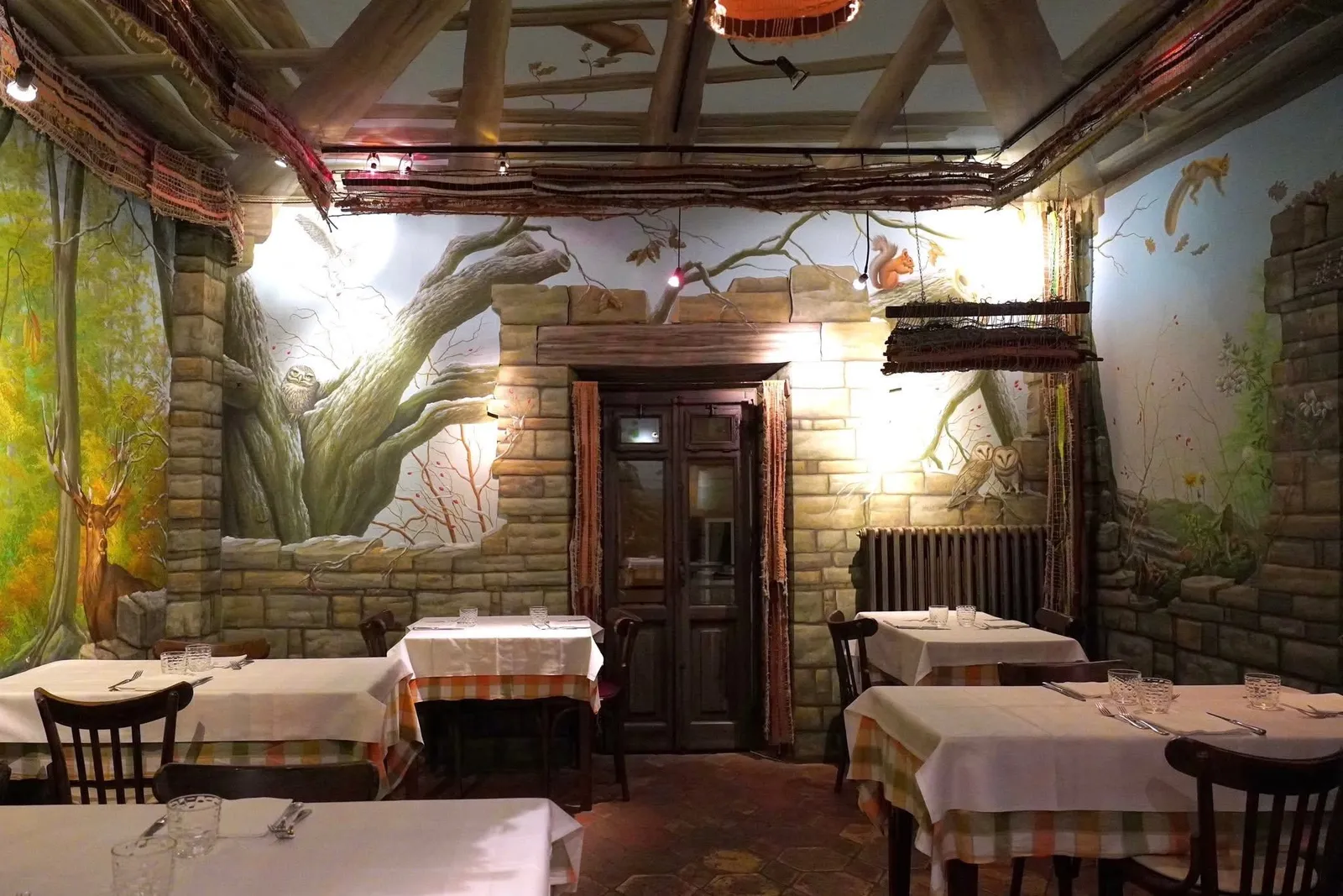 อีกหนึ่งห้องที่เป็นไฮไลท์ของร้านคือ Sala Gino Pellegrini โดยคุณ Gino ใช้เวลากว่า 2 ปีในการวาดภาพบนผนังด้วยเทคนิค Trompe l'œil หรือการวาดให้เหมือนจริงแบบลวงตา