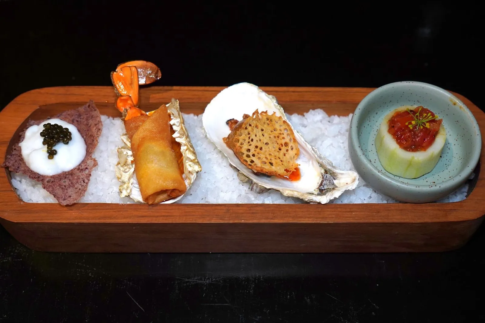 🥄 AMUSE BOUCHEขนมครกคาเวียร์Thai Coconut Crêpe Crowned with Hua Hin Caviarขนมครกแป้งบางกรอบ ตรงกลางคือมะพร้าวอ่อนหวานมัน เชฟเพิ่มมิติความคิดด้วยคาเวียร์หัวหินที่ด้านบนเปาะเปี๊ยะแกงกะหรี่ปูหัวหินGolden Spring Roll Filled with Hua Hin Crab Curryปอเปี๊ยะแป้งกรอบสอดไส้กรรเชียงปูเสิร์ฟมากับซอสแกงกะหรี่หอม ๆหอยนางรมหัวหินทอดกรอบCrisp Hua Hin Oyster Fritter in Airy Egg Batterหอยนางรมหัวหินทอดกรอบจับคู่มากับแผ่นไข่หอมส้ามะเขือเทศNorthern-Style Minced Tomato Salad with Zesty Herbsปิดท้ายด้วยส้ามะเขือเทศซึ่งเป็นเมนูจากภาคเหนือที่มีความหอมของสมุนไพร