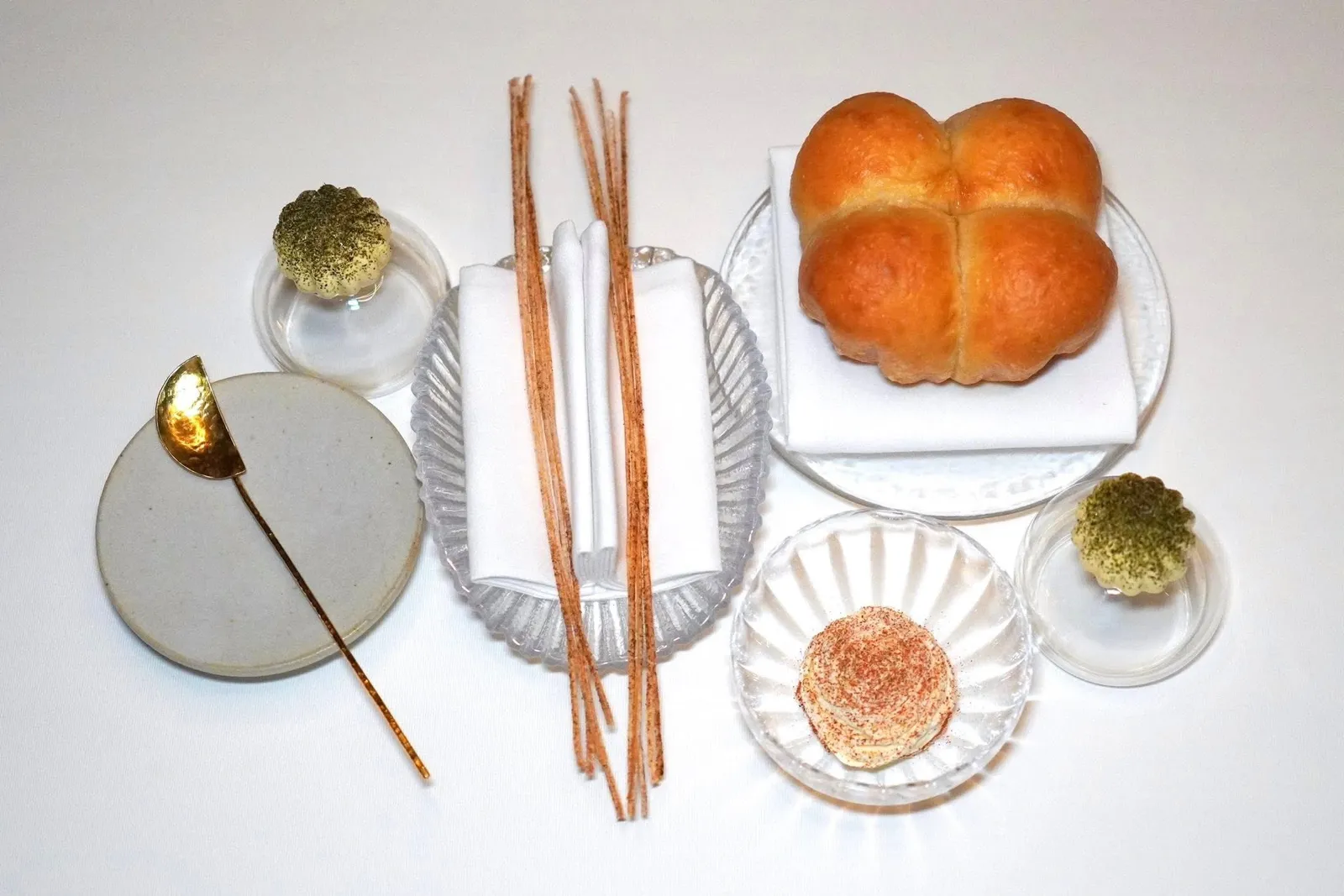 bone marrow brioche, grass-fed mesa butterolive oil, balsamic vinegarhomemade breadstickจากนั้นพนักงานจะนำเสิร์ฟขนมปัง Brioche ที่มีส่วนผสมของไขกระดูก ข้าง ๆ กันคือเนยจากนมของน้องวัวเมษาจากลพบุรีฟาร์ม นอกจากนี้ยังมีครีมชีสเสิร์ฟมากับน้ำมันมะกอกและน้ำส้มสายชูบัลซามิค สุดท้ายคือ Grissini ที่มีรสเค็มเบา ๆ ของเกลือทะเลจากจังหวัดสมุทรสาครและอโรมาของกระเทียมอยู่ด้วย