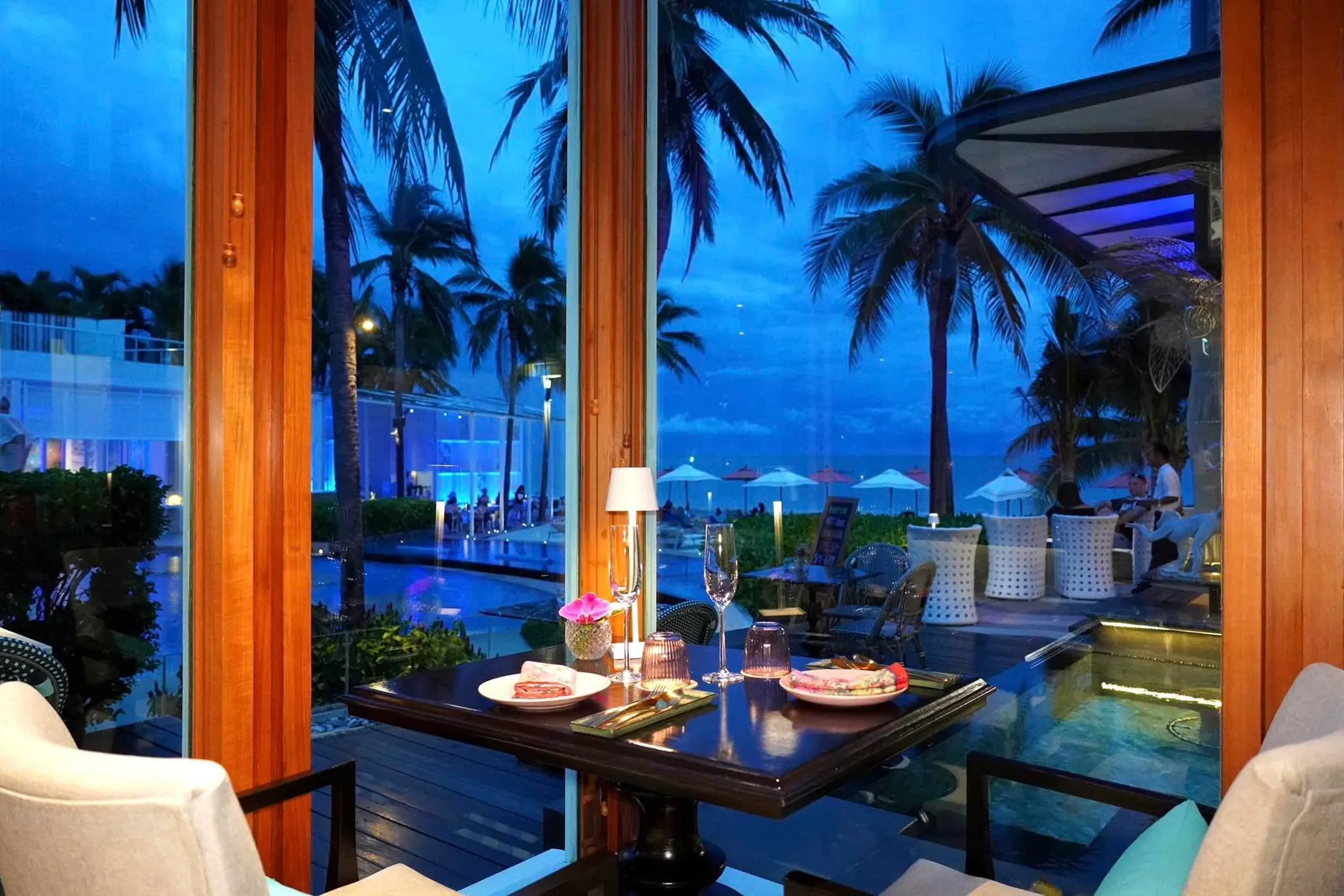 🎗️ InterContinental Hua Hin Resort เป็นหนึ่งในโรงแรมที่หรูหราที่สุดแห่งหนึ่งในหัวหิน ไฮไลท์คือพื้นที่โรงแรมที่มีความเป็นส่วนตัวแต่ยังคงไว้ซึ่งความมีชีวิตชีวา หาดทรายขาวที่ทอดยาวมาแต่ไกลเหมาะเป็นอย่างยิ่งในการเพลิดเพลินกับการเล่นน้ำในวันที่อากาศเป็นใจ ในวันนี้เราได้แวะมาชิม Jaras ซึ่งเป็นห้องอาหาร Fine Dining ที่ตั้งชื่อตามคุณย่าจรัสพิมพ์ ลิปตพัลลภ ผู้ส่งมอบตำรับอาหารรสเลิศประจำครอบครัวลิปตพัลลภให้เหล่าเชฟรุ่นใหม่ได้สืบทอดออกมาในรูปแบบของตัวเอง