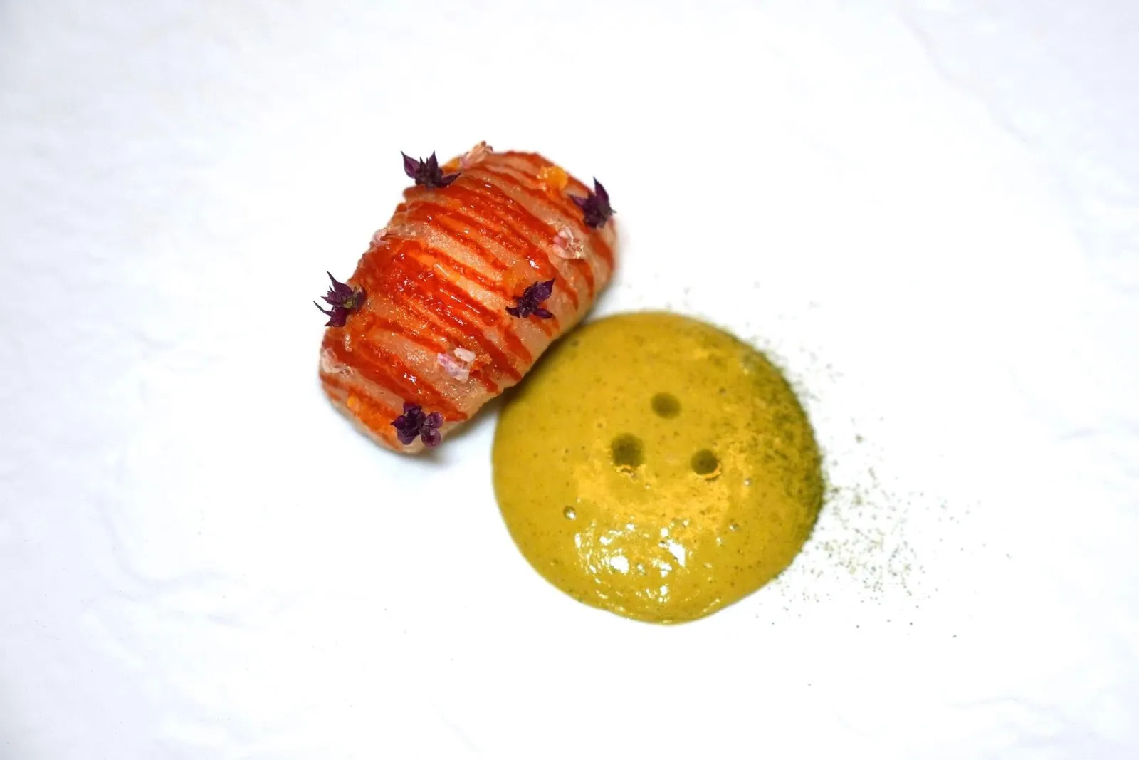 thai rock lobster, jelly fish, lemon confit, kaffir limeคอร์สนี้เชฟได้รับแรงบันดาลใจมาจากเมนูอาหารทะเลย่างสไตล์อิตาลีอย่าง Fritto Misto เขาเลือกใช้กั้งสด ๆ จากทะเลฝั่งอันดามันล้อมรอบชั้นนอกด้วยแมงกะพรุนที่ทำเลียนแบบให้มีความคล้ายกับเปลือกกั้งแล้วนำลงทอดจนสร้างมิติทางเนื้อสัมผัสที่ลงตัว ด้านบนคือซอสพริกรสชาติจัดจ้านควบคู่กับเจลมะกรูด ข้าง ๆ กันคือซอสที่มีอโรมาของมะกรูดและใบโหระพา (17/20)