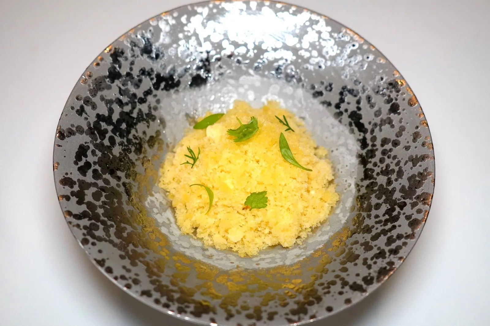 spicy sorbet, mango, cilantroซอร์เบท์ที่มีรสชาติจัดจ้านอ้างอิงมาจากส้มตำไทย ด้านบนคือองค์ประกอยของมะม่วงและผักชี (15/20)