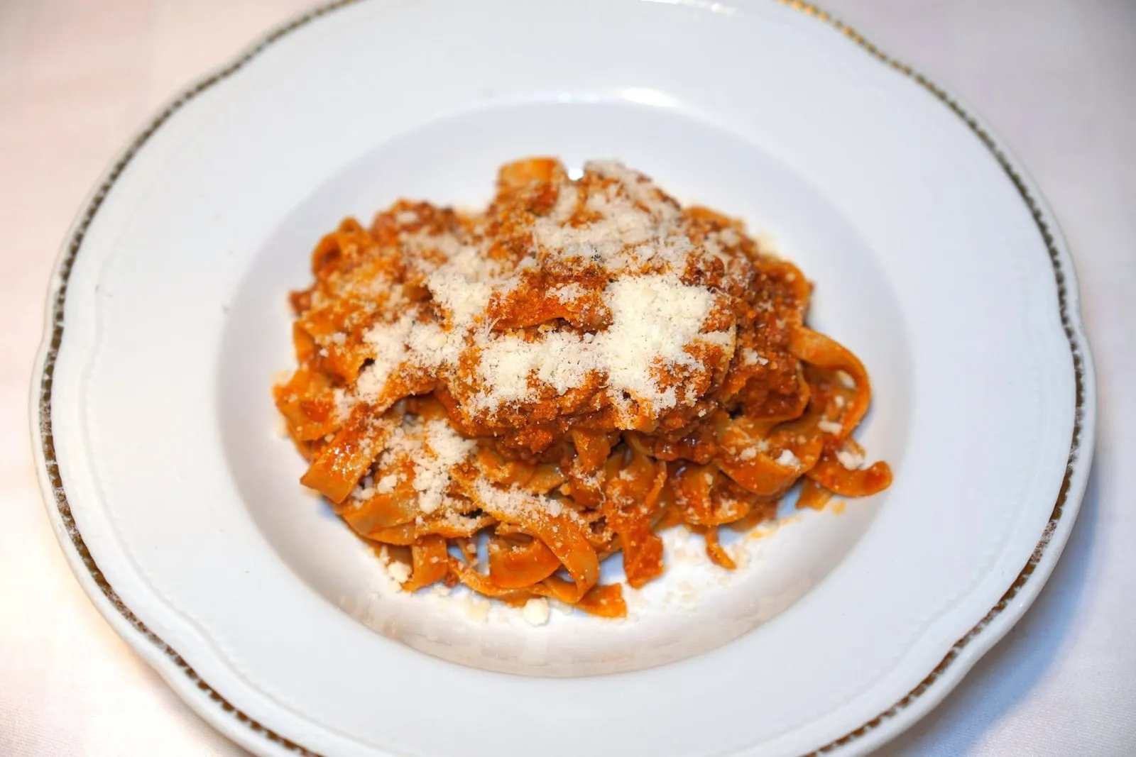 TAGLIATELLE 100% BOLOGNESE WITH MEAT RAGU' (16 €)ลูกค้าสามารถขอชีสเพิ่มมาโรยลงไปด้านบนได้ (15/20)