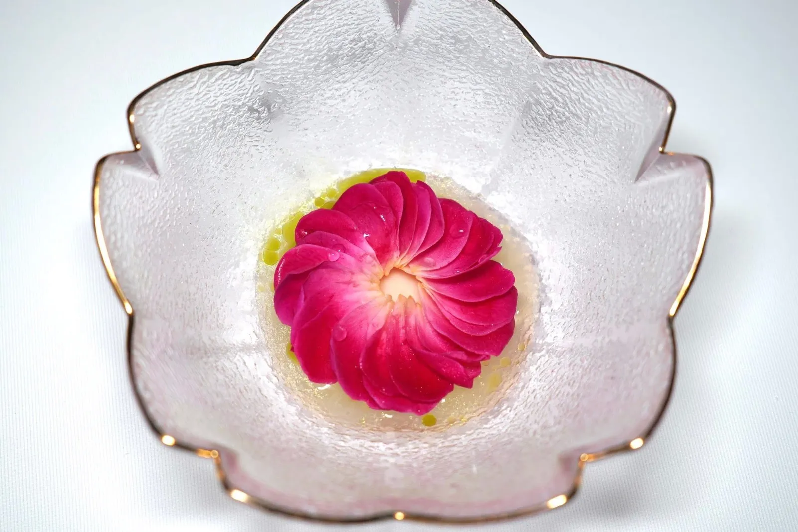 scallop, guava, pickle rose, basil oilคอร์สนี้เชฟนำเสนอหอยเชลล์โฮตาเตะจากจังหวัดฮอกไกโด เชฟเสิร์ฟมากับ Celeriac ทั้ง 2 รูปแบบคือครีมและหั่นเต๋าให้มิติทางเนื้อสัมผัสที่แตกต่างกัน ด้านบนท็อปด้วยกลีบดอกกุหลาบมอญดอง รอบ ๆ คือซอสที่เตรียมมาจากน้ำฝรั่ง น้ำมันใบเบซิล และแชมเปญ (16/20)