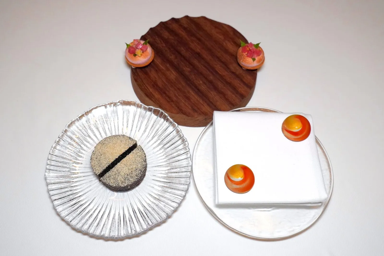 mignardisesปิดท้ายด้วยขนมจิ๋วคือ Caprese Cake ที่โรยด้วยผงมะพร้าว ข้าวคั่ว แล้วอบควันเทียน ถัดมาคือ Honey Custard Tart ท็อปด้วยเมอแรงก์รสบ๊วยและฝรั่งสีชมพู สุดท้ายคือ Chocolate Banana Bonbon ที่สอดไส้ Banana Ganache ตามแบบฉบับเมนูกล้วยเชื่อมของไทย