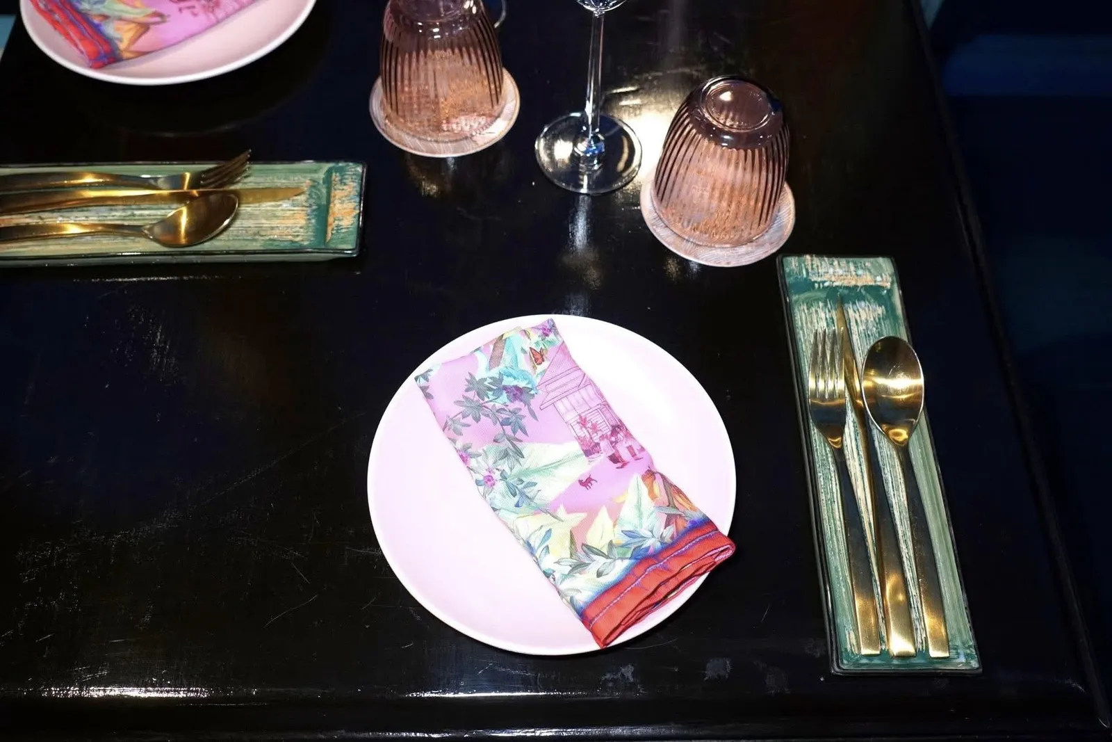 ตัวร้านมีขนาดไม่ใหญ่นัก บนผนังร้านเป็นลวดลายที่ได้รับแรงบันดาลใจมาจาก La Residence Villa แสดงให้เห็นถึงวิถีชีวิตของคนไทยในช่วงยุคศตวรรษที่ 19 สังเกตได้จากเครื่องแต่งกาย การขี่ม้าริมหาด การเล่นว่าว รวมไปถึงสัตว์เลี้ยงพื้นบ้าน