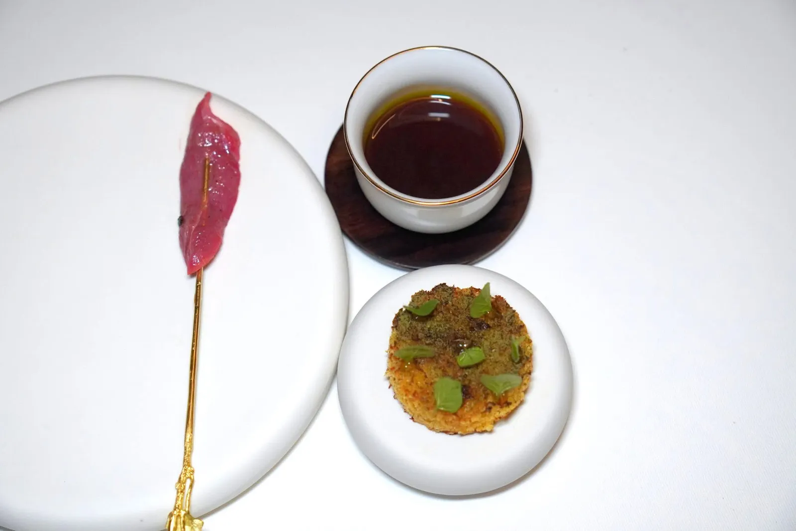 pigeon aged in beeswaxเริ่มต้นด้วย Consommé ที่มีอโรมาหอม ๆ ของเวอร์บีน่า ข้าง ๆ กันคือส่วน Fillet ย่างเสิร์ฟมากับใบ Sage ทอดกรอบ ข้าง ๆ กันคือส่วนขาบนนกพิราบ สุดท้ายคือ Sponge ที่ยัดไส้ด้วยมูสตับรวมไปถึงหัวใจนกพิราบ (17/20)
