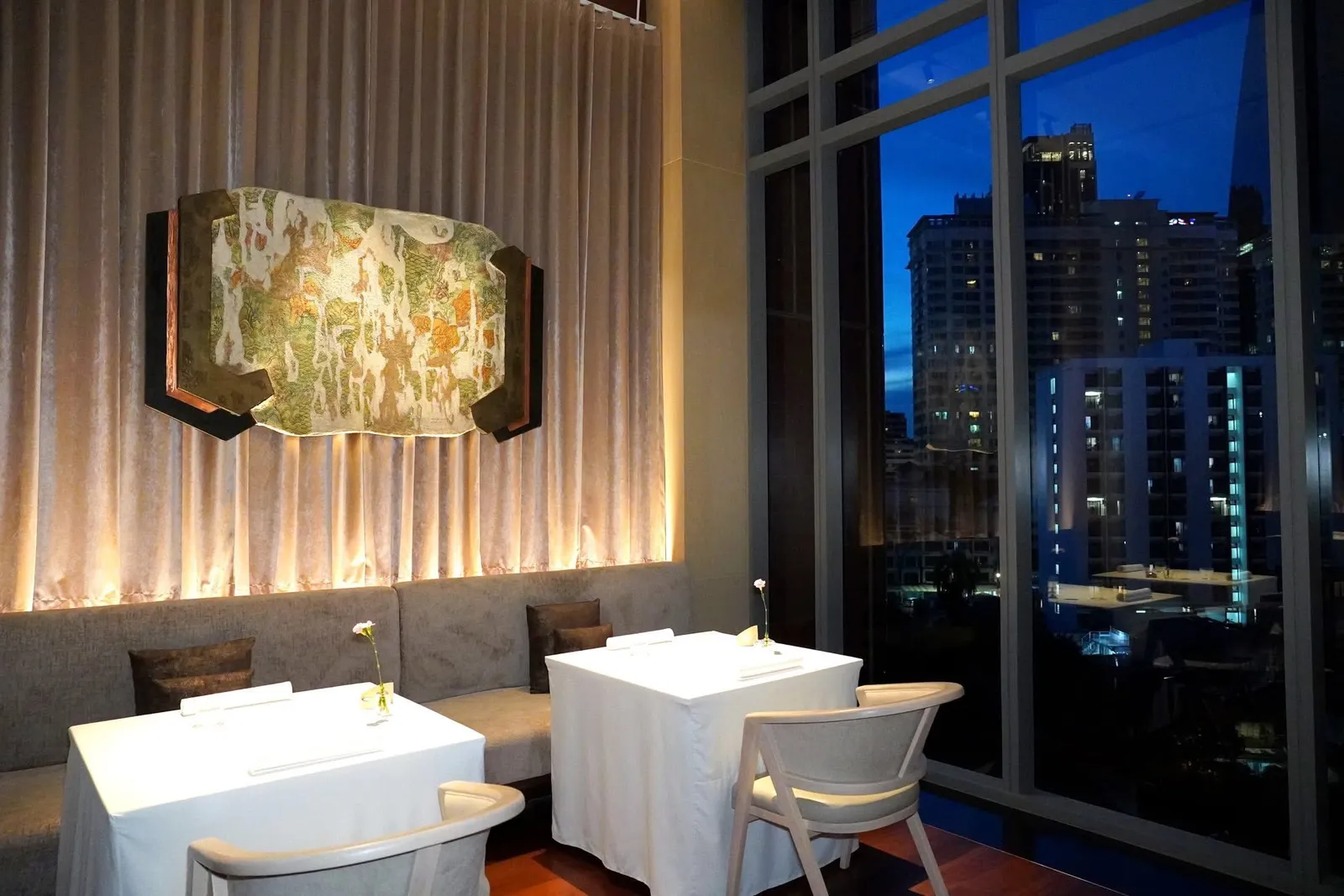 บริเวณชั้น 7 เป็นที่ตั้งของ etcha ห้องอาหารน้องใหม่ที่ทางทีม Chatrium Grand Bangkok ทุ่มเทรังสรรค์ขึ้นเพื่อให้เป็นจุดหมายปลายทางแห่งการรับประทานอาหารระดับสูง ลูกค้าทุกคนจะพบกับประสบการณ์การลิ้มลองรสชาติที่เต็มไปด้วยความคิดสร้างสรรค์รวมไปถึงการตกแต่งที่ชวนให้ประทับใจตั้งแต่วินาทีแรก