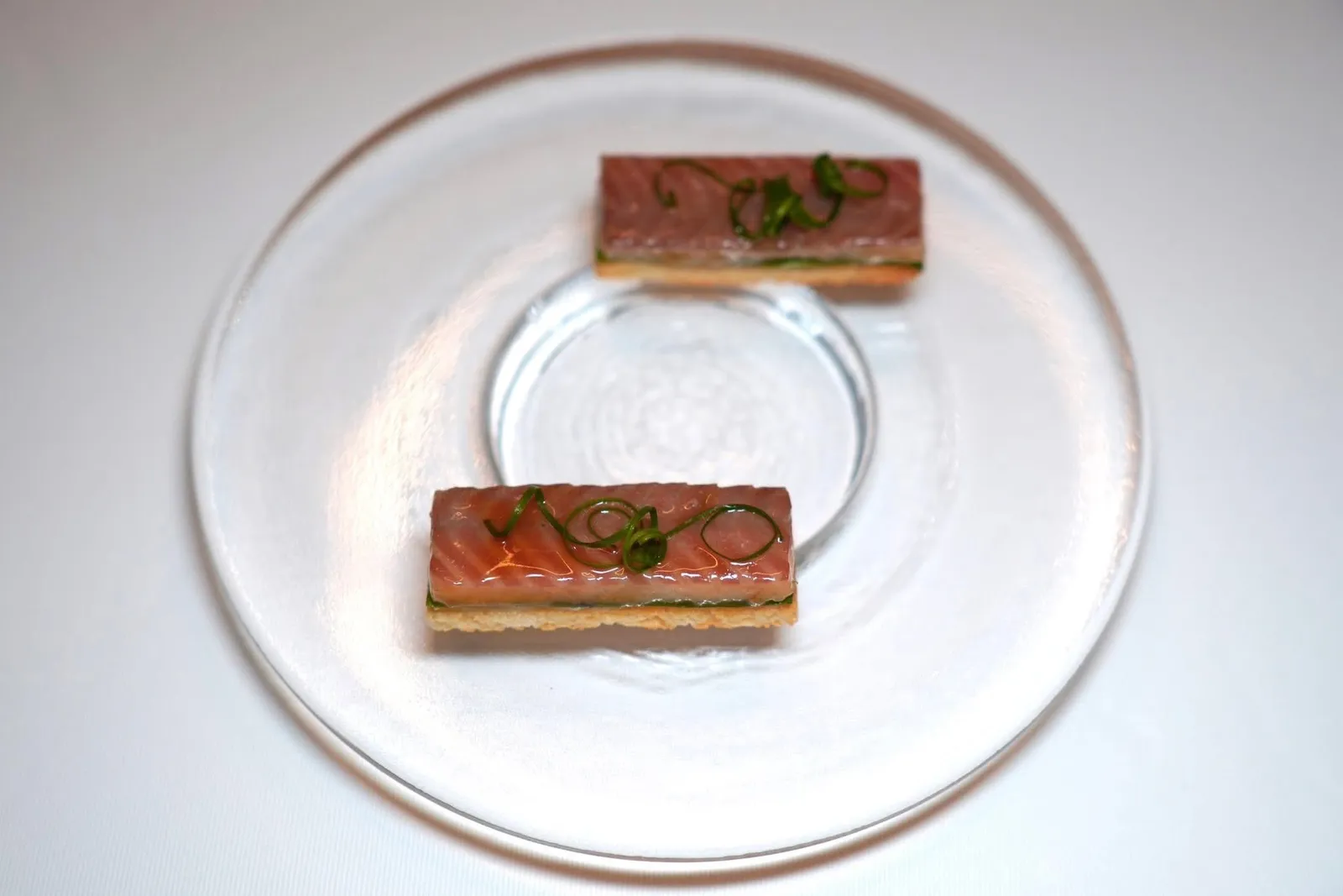 small delicaciesคำนี้ใช้แรงบันดาลใจจาก Bruschetta เสิร์ฟมาเป็นขนมปังกระเทียมและโยเกิร์ตจากนมวัวน้องเมษา ชั้นถัดมาคือปลาไหลญี่ปุ่นและใบชิโสะ (16/20)