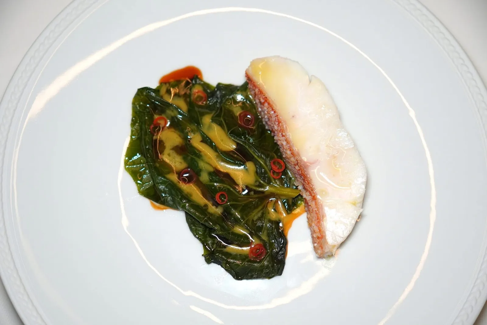 red coral trout, wasabi leaf, green curryปลากุดสลาดจากทะเลอันดามันที่ผ่านการย่างบนเตาบนถ่านจนสุกพอเหมาะพอดี บนผิวยังมีเกล็ดกรอบ ๆ ช่วยสร้างมิติทางเนื้อสัมผัส จากนั้นเสิร์ฟมากับใบวาซาบิไทยจากอำเภอบ้านฉางในจังหวัดระยอง จากนั้นราดด้วยซอสแกงเขียวหวานหอม ๆ ลงไปนั่นเอง (17/20)