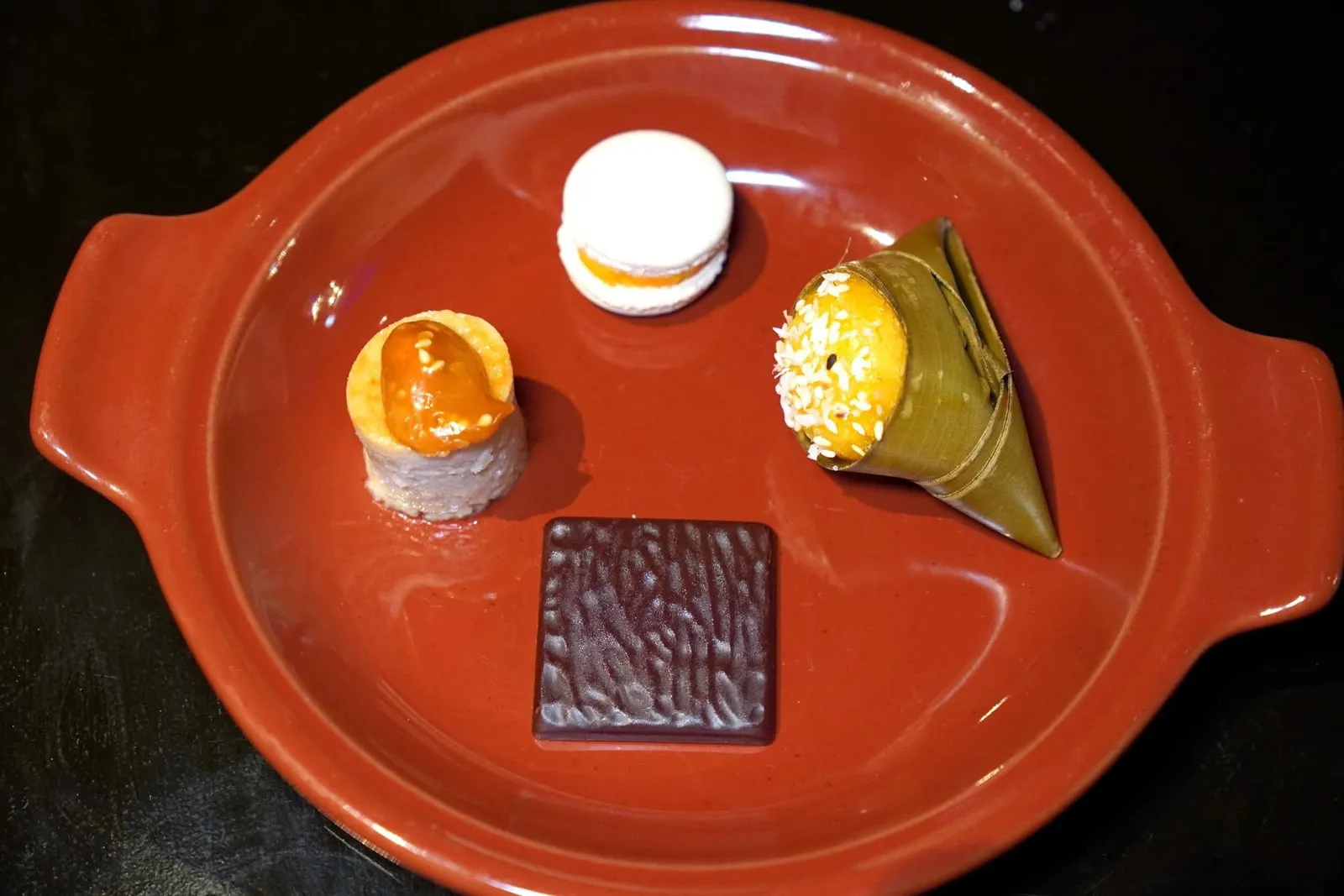 🥄 PETIT FOURขนมตาลสดเมืองเพชร | โกโก้ชุมพรแสงสะท้อนนาเกลือสมุทรPhetchaburi Heritage Fresh Toddy Palm Cake | Chumphon Cocoa Ganache with Samut Songkhram Sea Saltขนมหม้อแกงเม็ดมะม่วงคาราเมล | มาการองหอมหวานไข่เค็มออร์แกนิกTaro Cusatard Cake with Golden Caramel Cashew Nut | Jaras Organic Salted Egg Macaronขนมกาแฟประกอบไปด้วยขนมตาลสดเมืองเพชร, โกโก้ชุมพร, ขนมหม้อแกงเผือกท็อปด้วยเม็ดมะม่วงหิมพานต์คาราเมล และมาการองหอมหวานไข่เค็มออร์แกนิก