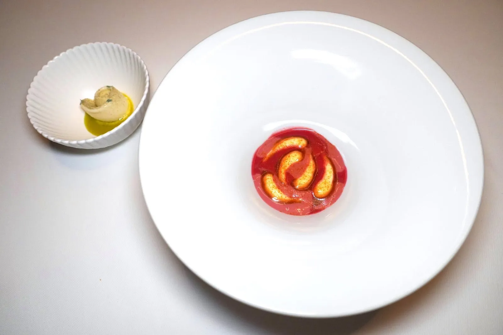 tomato, caramel, raspberryของหวานจานหลักเสิร์ฟมาเป็น Caramelized Tomato ด้านล่างรองด้วยเนื้อสตรอว์เบอร์รี่และเนื้อมะเขือเทศ ด้านบนคือคัสตาร์ดชีสพาเมซานและซอสราสเบอร์รี่ ข้าง ๆ คือไอศกรีมโรสแมรีและน้ำมันใบไทม์ พนักงานแนะนำให้ผสมผสานองค์ประกอบจากแต่ละถ้วยเข้าด้วยกันแบบคำต่อคำก่อนตักเข้าปากตามวิธีที่คุณยายของเชฟชอบทำนั่นเอง (16/20)