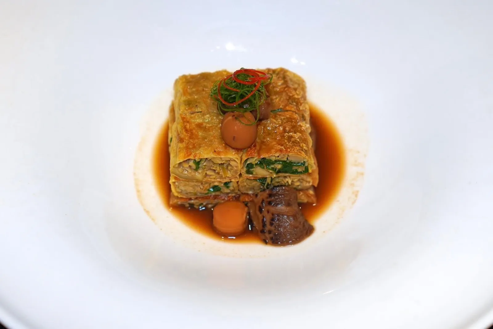 临安小笋腐皮卷 (109 CNY+)Fried Bamboo Shoots With Bean Curd Skin Rollม้วนฟองเต้าหู้ (腐皮) สอดไส้หน่อไม้เล็กอ่อน (小笋) คุณภาพสูงจากเขตหลินอัน (临安) ในเมือง Hangzhou ให้ความกรอบเบา ๆ มาช่วยสร้างมิติทางเนื้อสัมผัส ทางร้านเสิร์ฟมาแบบเย็นช่วยเรียกความสดชื่นได้ดี ข้าง ๆ กันคือเห็ดหอมเล็ก (小香菇) เนื้อสัมผัสนุ่มละมุน (15/20)