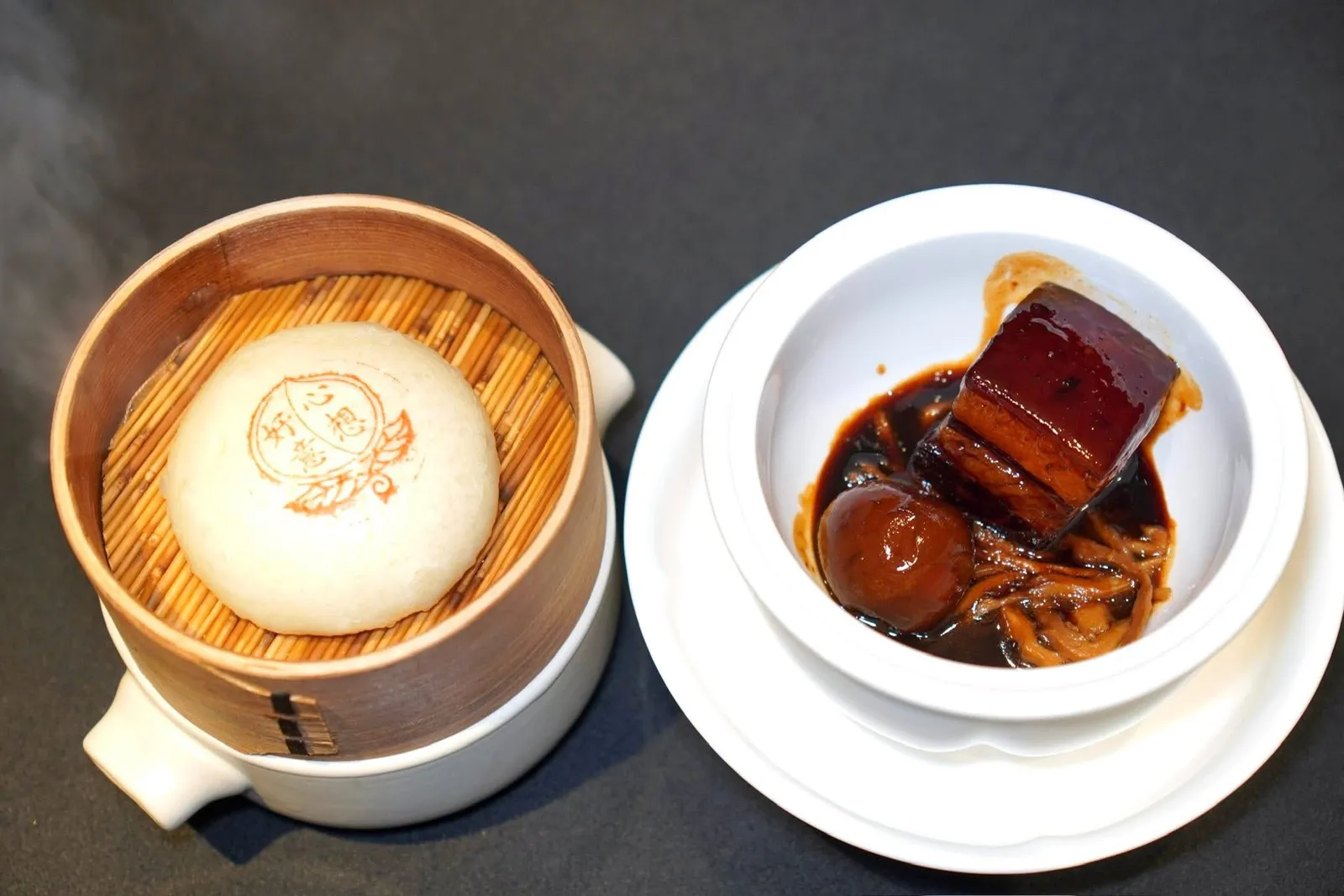 东坡肉 • 手工酒酿馒头配2012年贡 (82 CNY+)Dongpo Pork & Steamed Bread With Fermented Riceหมูตงโพหรือ Dongpo Rou (东坡肉) เป็นเมนูอาหารจีนสุดคลาสสิกที่ได้จากการนำส่วนสามชั้นของหมูดำเจ้อเจียง (黑毛猪肉) ไปตุ๋นในน้ำซอสที่ผสมผสานซีอิ๊วและเครื่องเทศและเคี่ยวจนได้รสชาติที่เข้มข้น (17/20)