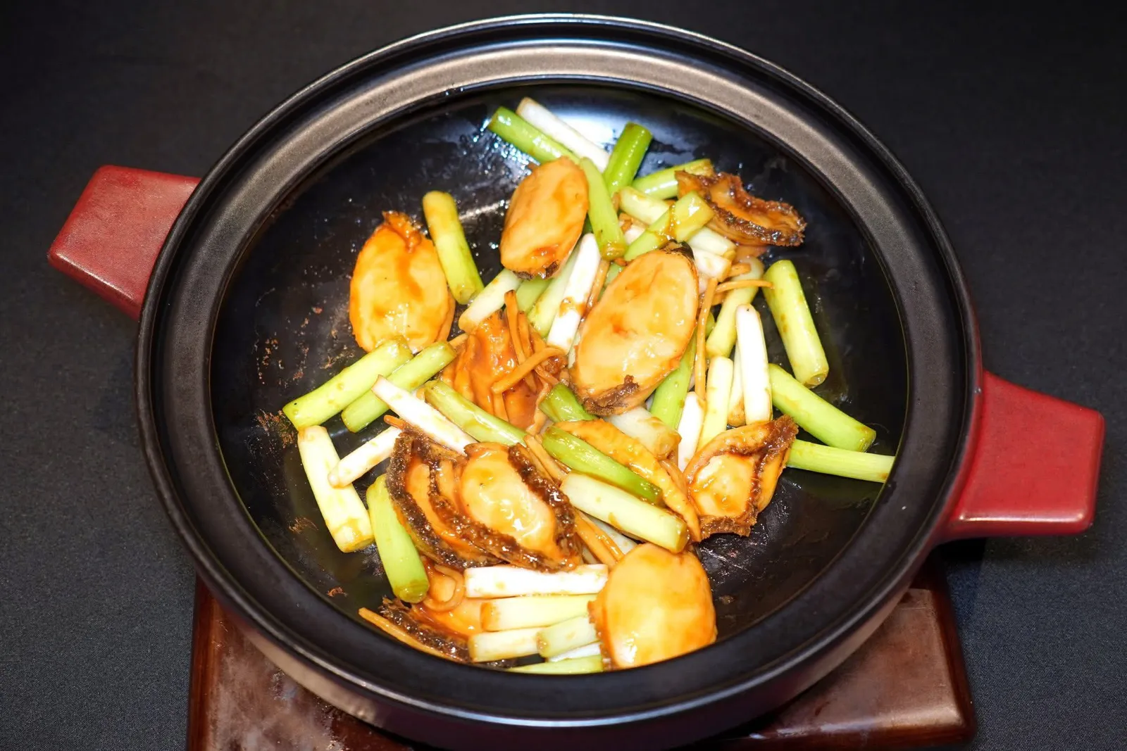 砂锅小葱大连鲍 (279 CNY+)Saute Dalian Abalone With Spring Onions In Casseroleหอยเป๋าฮื้อขนาด 5 ตัวต่อ 1 ชั่งจาก Dalian (大连鲍) ซึ่งเป็นเมืองชายฝั่งทะเลจากภาคเหนือของประเทศจีนและมีชื่อเสียงเกี่ยวกับหอยเป๋าฮื้อคุณภาพสูงตุ๋นและเสิร์ฟมากับต้นหอมเล็ก (小葱) เสิร์ฟมาร้อนจัดในหม้อดินเผา (砂锅) มีอโรมาหอม ๆ และรสชาติเผ็ดหวานเบา ๆ จากต้นหอม (15/20)