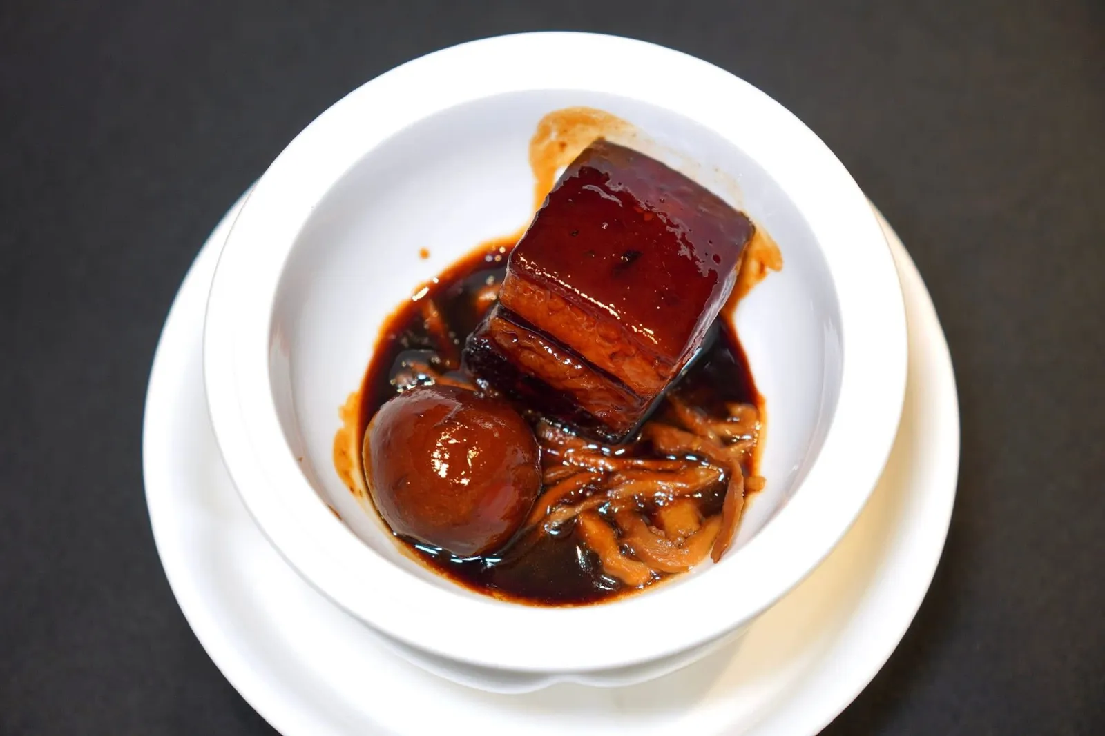 东坡肉 • 手工酒酿馒头配2012年贡 (82 CNY+)Dongpo Pork & Steamed Bread With Fermented Riceเนื้อหมูนุ่มจนอาจใช้คำว่าเกือบละลายได้ในปากผสานเข้ากันกับน้ำซอสที่มีรสชาติซับซ้อนได้อย่างน่าทึ่ง ทางร้านยังใส่ไข่ไก่บ้าน (野鸡蛋) และหน่อไม้แห้ง (笋干) ใส่มาด้วย (17/20)