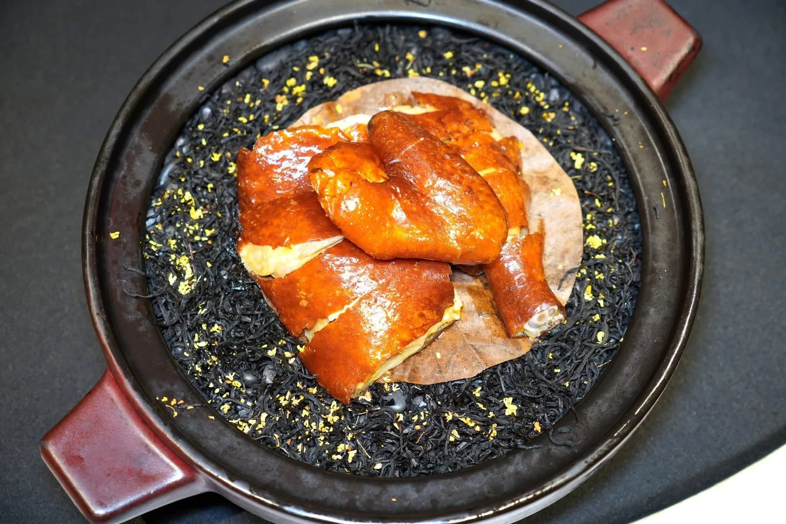 九曲红梅脆皮鸡 (259 CNY+)Crispy Chicken With Black Teaไก่บ้านภูเขาสูงเลี้ยงแบบปล่อยจากเขตหลินอัน (临安) ในเมือง Hangzhou เตรียมมาให้ส่วนหนังที่กรอบสมชื่อ เนื้อไก่นุ่ม ฉ่ำ ไม่อมน้ำมันแม้แต่น้อย ทั้งยังมีอโรมาหอม ๆ ของจากชาจิ่วชวี่หงเหมย (九曲红梅) และอโรมาของดอกหอมหมื่นลี้สร้างสรรค์เมนูพื้นบ้านให้ซับซ้อนขึ้นอย่างมีมิติ (16/20)