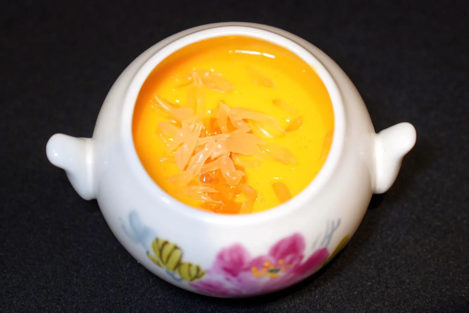 杨枝甘露 (59 CNY+)Chilled Mango Sago Cream With Pomeloปิดท้ายด้วยหยางกันลู่ (杨枝甘露) หรือครีมมะม่วงสาคูเย็นชื่นใจเสิร์ฟมากับส้มโอไทยล้างปากดับคาวจากอาหารจานต่าง ๆ ได้ดี (14/20)