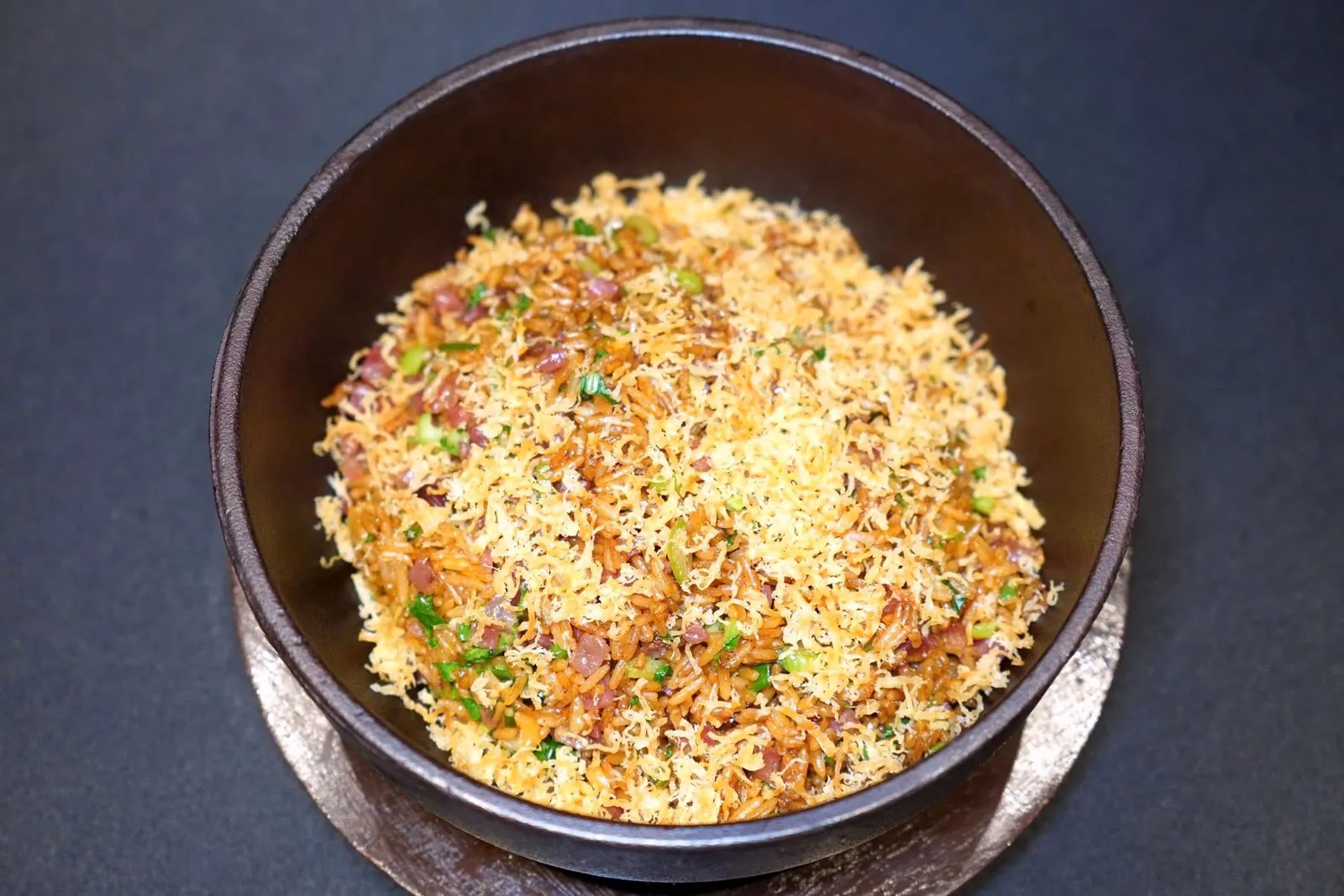 瑶柱酱油炒饭 (份) (99 CNY+)Fried rice with Dried Scallop & Soy Sauceข้าวผัดซีอิ๊วร่วน ๆ หอม ๆ คลุกเคล้ากับผัดสดรวมไปถึงกุนเชียงจีนหรือ Lachang (腊肠) และหมูเค็มรมควันหรือ Larou (腊肉) ให้รสหวานเบา ๆ และหอยเชลล์แห้ง (瑶柱) ให้ความอูมามิที่ลงตัว (15/20)