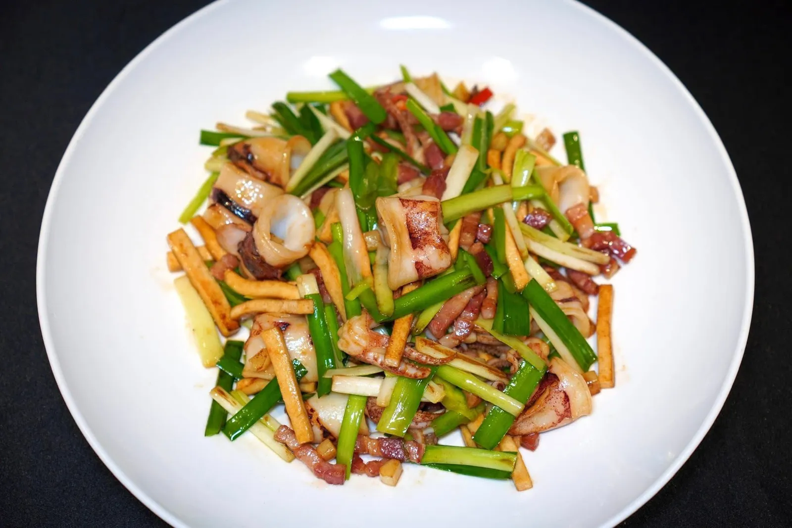 春韭炒小鲜 (229 CNY+)Spring chives fried baby squidเมนูประจำฤดูกาลในวันนี้คือหมึกหอมหั่นเป็นชิ้นขนาดพอดีคำมีเนื้อสัมผัสเคี้ยวหนึบพอเหมาะ เชฟผัดมากับกุยช่ายอ่อนซึ่งเป็นวัตถุดิบประจำฤดูใบไม้ผลิ นอกจากนี้ยังมีเต้าหู้แห้งหอม (香干) หมูสามชั้นรมควัน (刀板香) ใส่มาอีกด้วย (15/20)