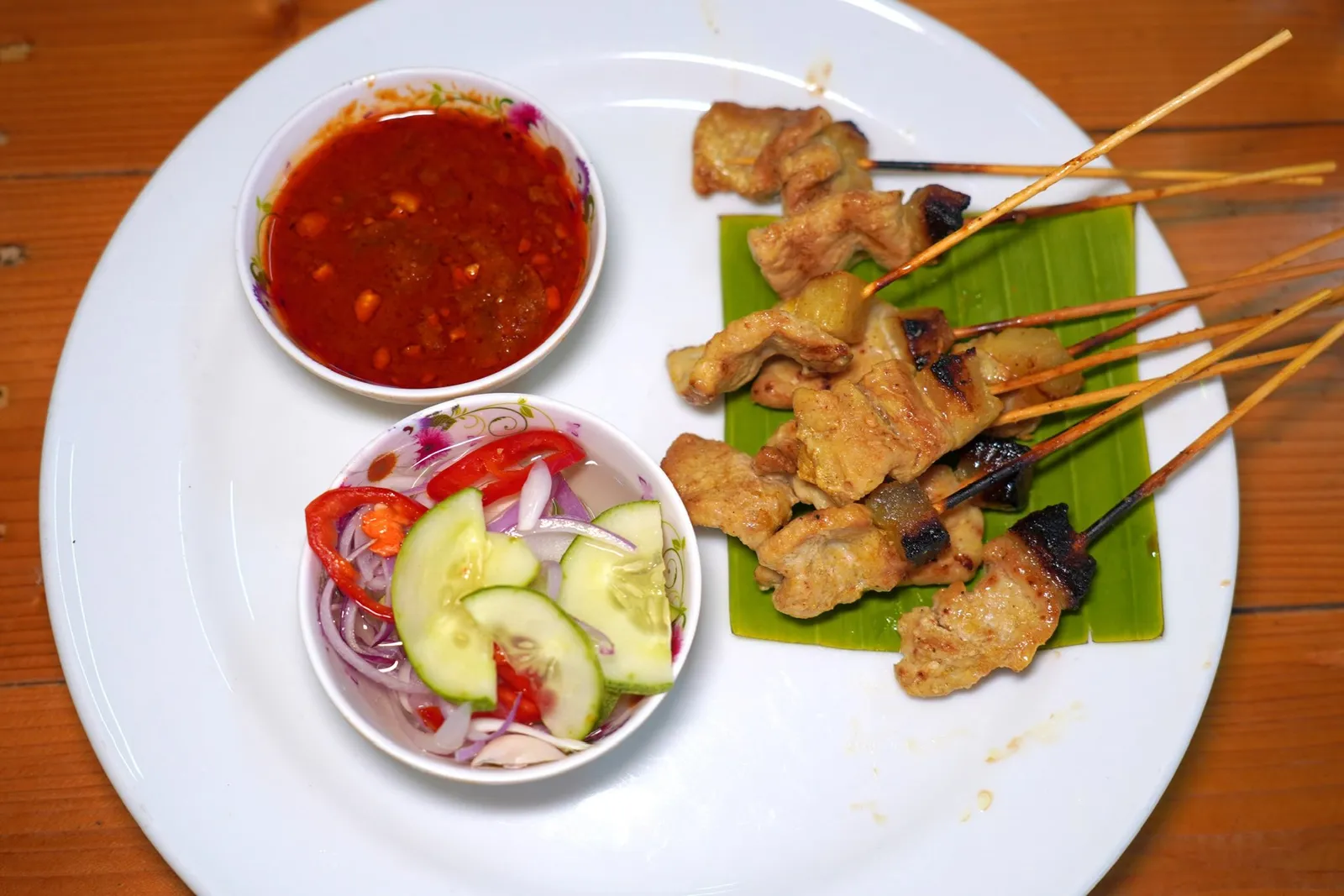 หมูสะเต๊ะ (60)หมูสะเต๊ะเสิร์ฟมากับชิ้นมันหมู ทางร้านย่างมาสุกกำลังดีเสิร์ฟมากับน้ำจิ้มสะเต๊ะรสกลมกล่อม (13/20)