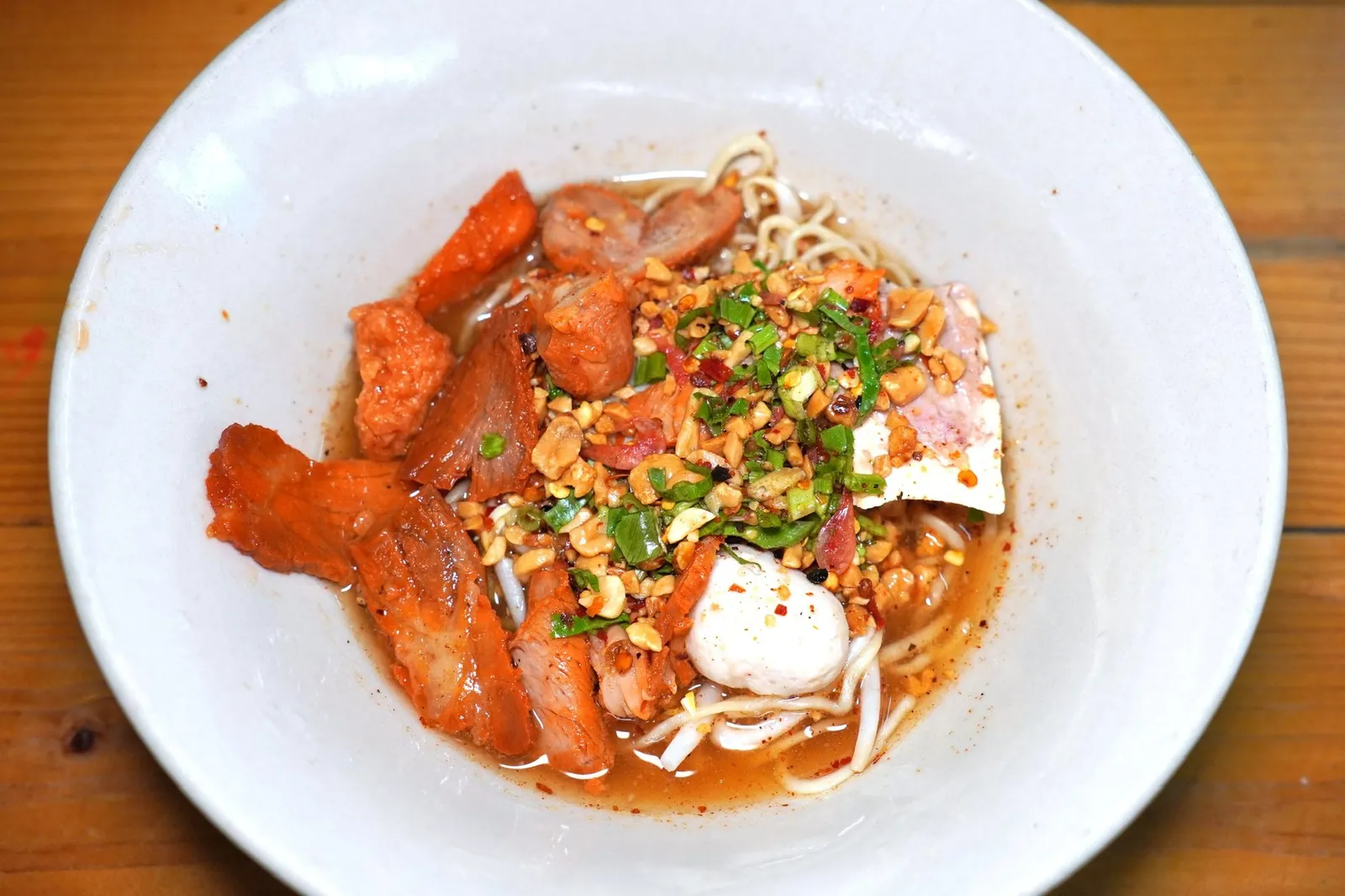 ต้มยำ ลูกชิ้นแคะ+หมูแดง (45)ห้ามพลาดก๋วยเตี๋ยวต้มยำน้ำที่เสิร์ฟมากับหมูแดงนุ่ม ๆ จับคู่กับหมูสับ ไส้กรอกปลา กุ้งแห้ง และถั่วลิสงคั่ว นอกจากนี้ยังมีเครื่องลูกชิ้นแคะอีกด้วย อย่างไรก็ตามลูกชิ้นกุ้งยังมีเนื้อสัมผัสที่เหนียวไปบ้างแต่รสชาติของต้มยำถือว่าอร่อยกลมกล่อมมาก ๆ (14/20)