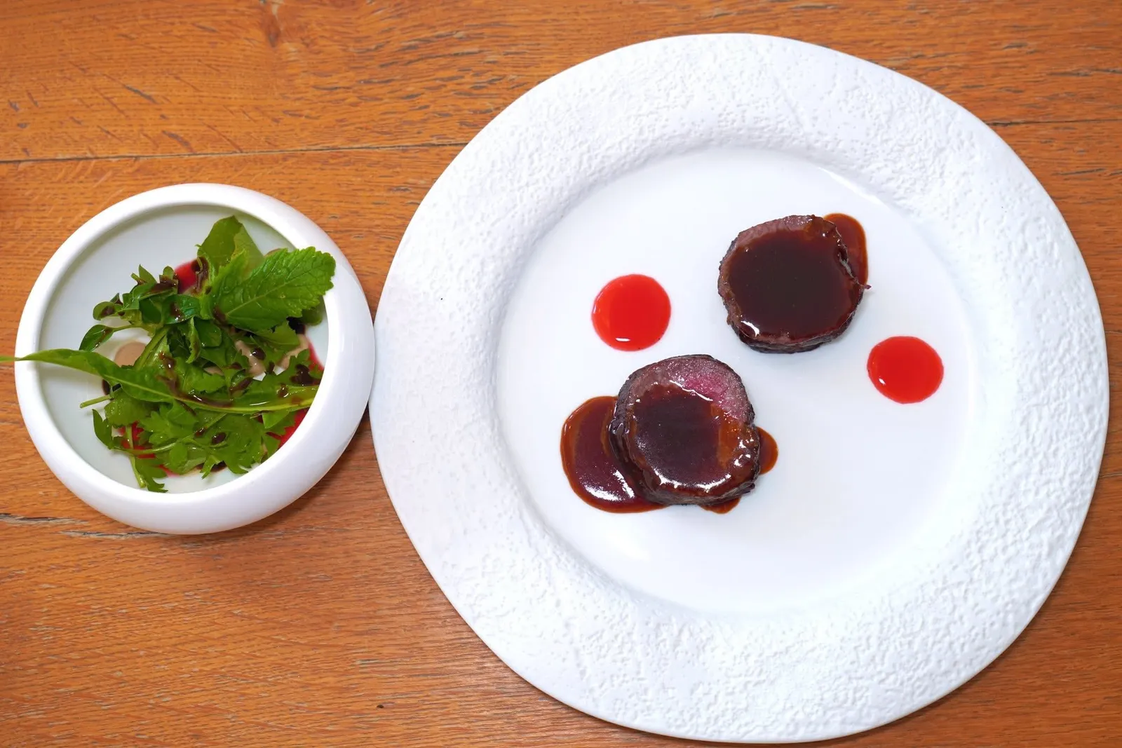 DEER | roebuck sauce and alcoholic salad (40 €)เนื้อกวางเสิร์ฟมากับซอสกวาง Roebuck รสชาติเข้มข้น ข้าง ๆ คือซอสที่เตรียมมาจาก Redcurrant ให้รสชาติเปรี้ยวแหลมและมีบอดี้ที่เบากว่า นอกจากนี้ยังมีสลัดผักหลายชนิดเสิร์ฟมาด้วย (14/20)