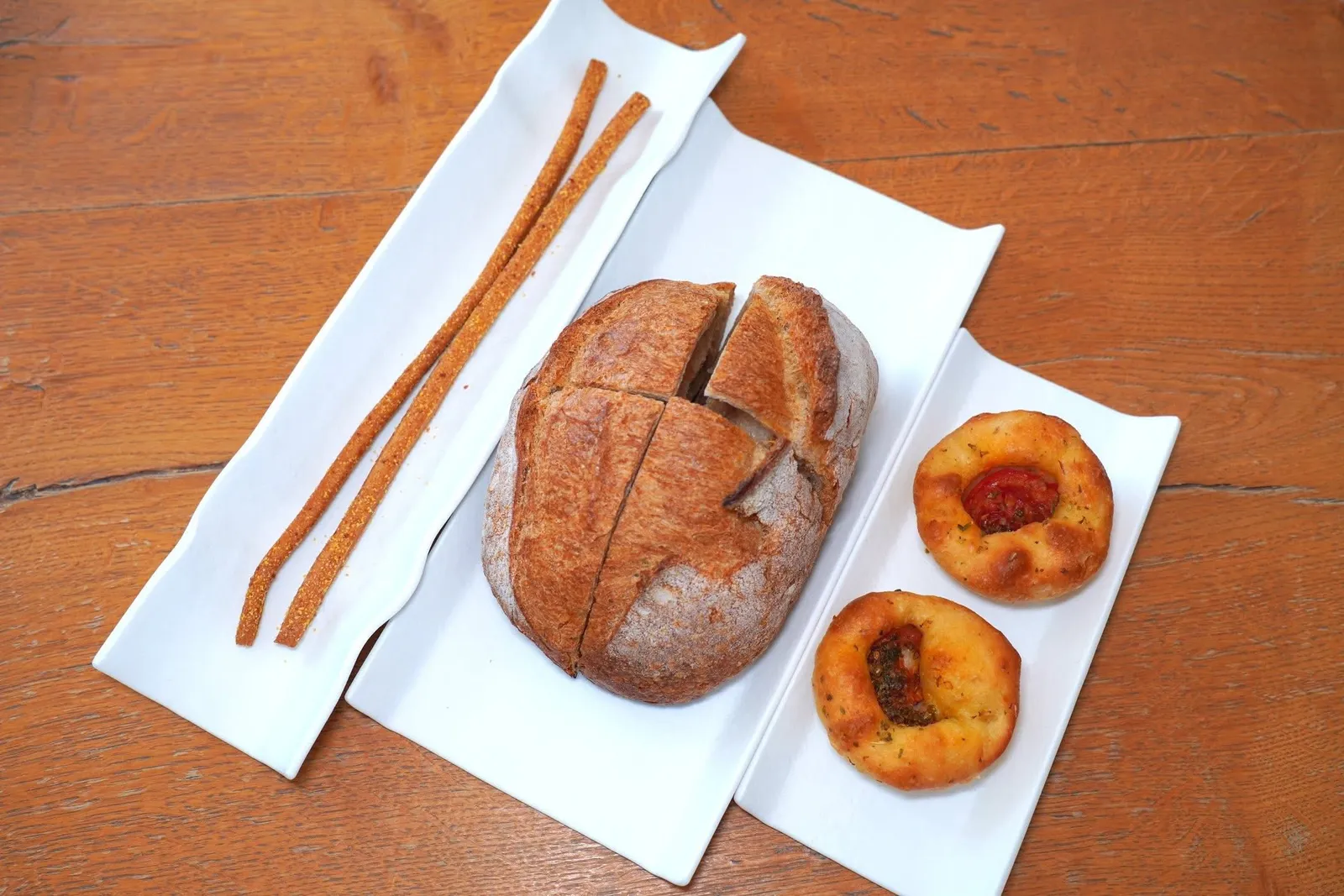 BREADจากนั้นพนักงานจะเสิร์ฟขนมปัง Homemade White Bread, Grissini และ Tomato and Oregano Focaccini