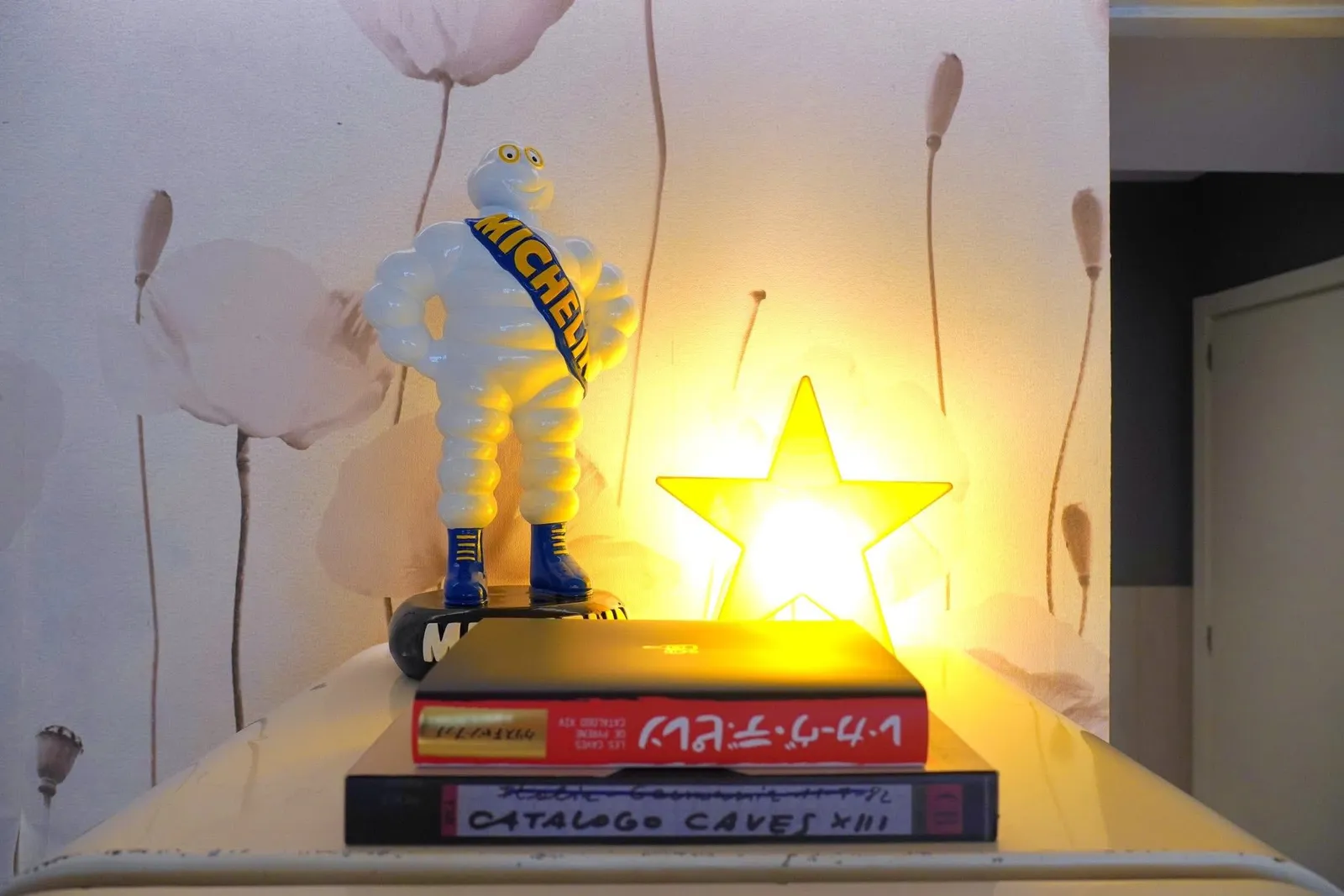 🎗️ L'Acciuga เป็นร้านอาหารที่นำเสนอเมนูที่มีความแปลกใหม่แต่ก็แลกมาด้วยรสชาติและการผสมผสานที่ไม่คุ้นเคย ราคาอาหารจัดว่าจับต้องได้และเหมาะสม พนักงานให้บริการได้ดีในระดับหนึ่งแต่ยังไม่สามารถจัดการสถานการณ์เฉพาะหน้าเช่นอาหารตกหรือลูกค้าโต๊ะข้าง ๆ ที่คอยสร้างปัญหาให้กับโต๊ะอื่น ๆ ได้ดีนัก