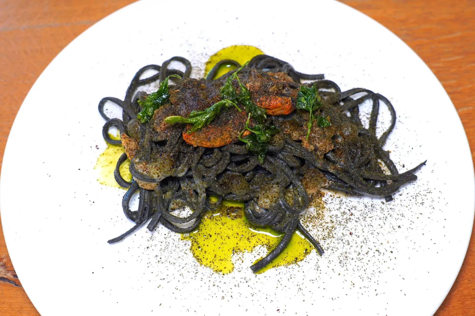 TAGLIOLINO PASTA | seaweed, burnt lemon, seafood and parsley (30 €)พาสต้าเส้น Tagliolino หมึกดำเสิร์ฟมากับอาหารทะเลนานาชนิด ในจานยังมีพาสลีย์และสาหร่ายให้อโรมาเฉพาะตัวรวมไปถึงเจลเลมอนไหม้ให้ความเปรี้ยวและขมที่มีมิติ (15/20)