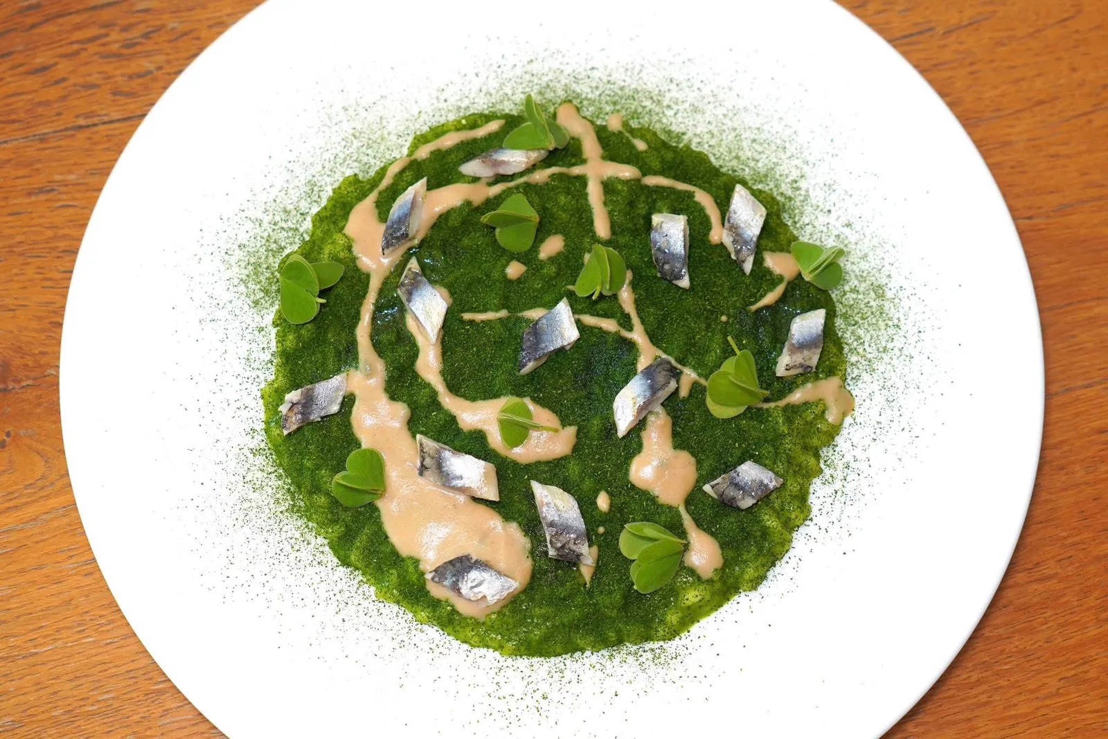 RISOTTO | turnip, hazelnuts and marinated anchovies (27 €)ข้าวรีซอตโต้ที่ผสมผสานพืชหัวที่เป็นวัตถุดิบท้องถิ่นสำคัญขอฝแคว้น Umbria อย่าง Rapi del Trasimeno ผสมผสานกับความเขียวของ Sorrel นอกจากนี้ยังมีความขมที่ได้จากปลาแอนโชวี่หมักและรสชาติหอมมันของครีมของถั่วฮาเซลนัท (14/20)
