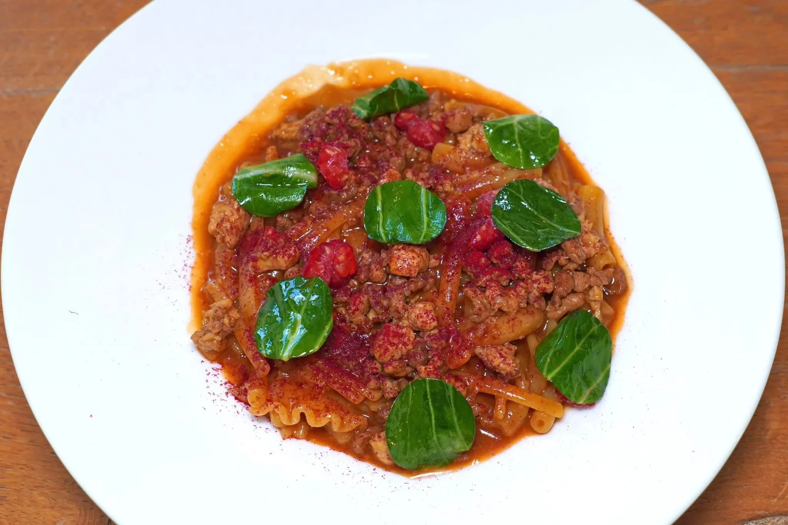 PASTA MISTA | Guinea fowl ragù, raspberry and chard (30 €)Pasta Mista หรือพาสต้าหลากหลายชนิดผสมกันเสิร์ฟมากับซอส Ragù เข้มข้นที่เตรียมมาจากไก่ต๊อก เชฟตัดด้วยความเปรี้ยวของราสเบอร์รี่และความขมหวานของใบ Chard (15/20)