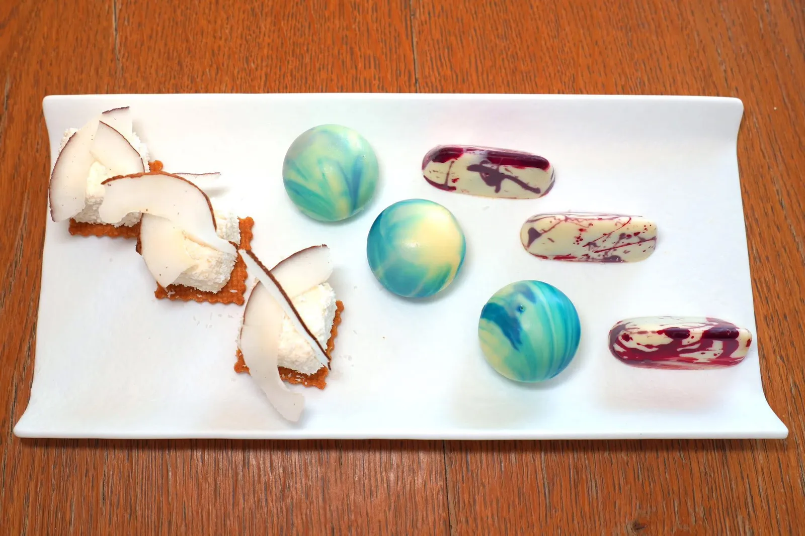 PETIT FOURSปิดท้ายด้วยของหวานจิ๋วต่าง ๆ คือ Coconut Bavarese, Crème Brûlée และ Pistachio & White Chocolate