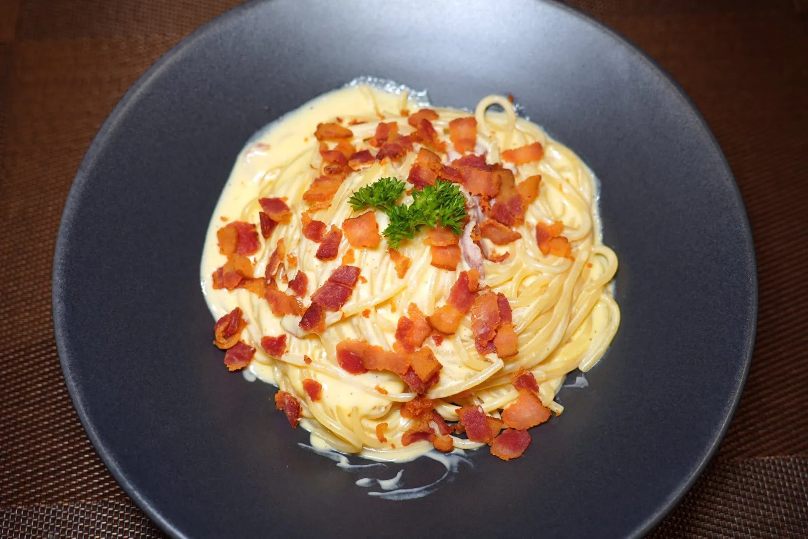 Spaghetti Carbonara (380++)สปาเก็ตตี้ครีมคาโบนาราแบบคนไทยเสิร์ฟมากับเบคอนกรอบ ๆ และชีสหอมมัน (12/20)
