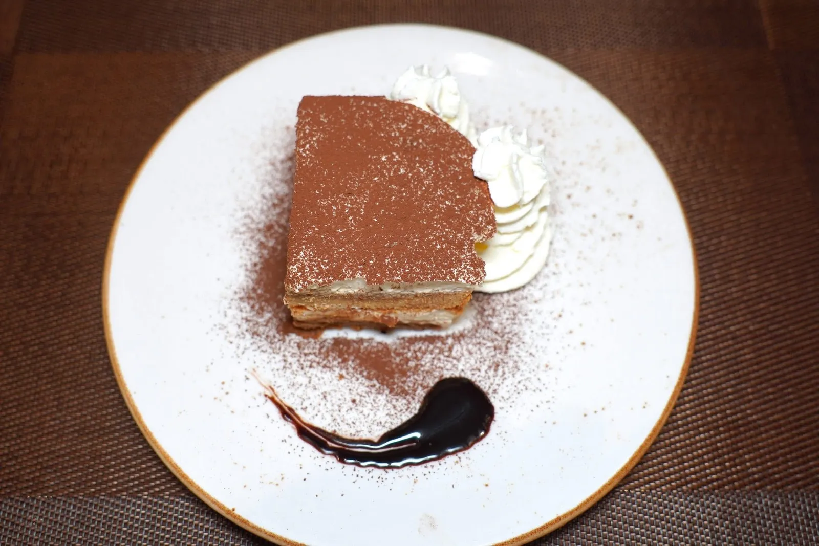 Tiramisu (180++)ปิดท้ายด้วยทิรามิสุสุดคลาสสิกที่มีความหอมมันของมัสคาโปนและความขมเบา ๆ ของโกโก้ (13/20)
