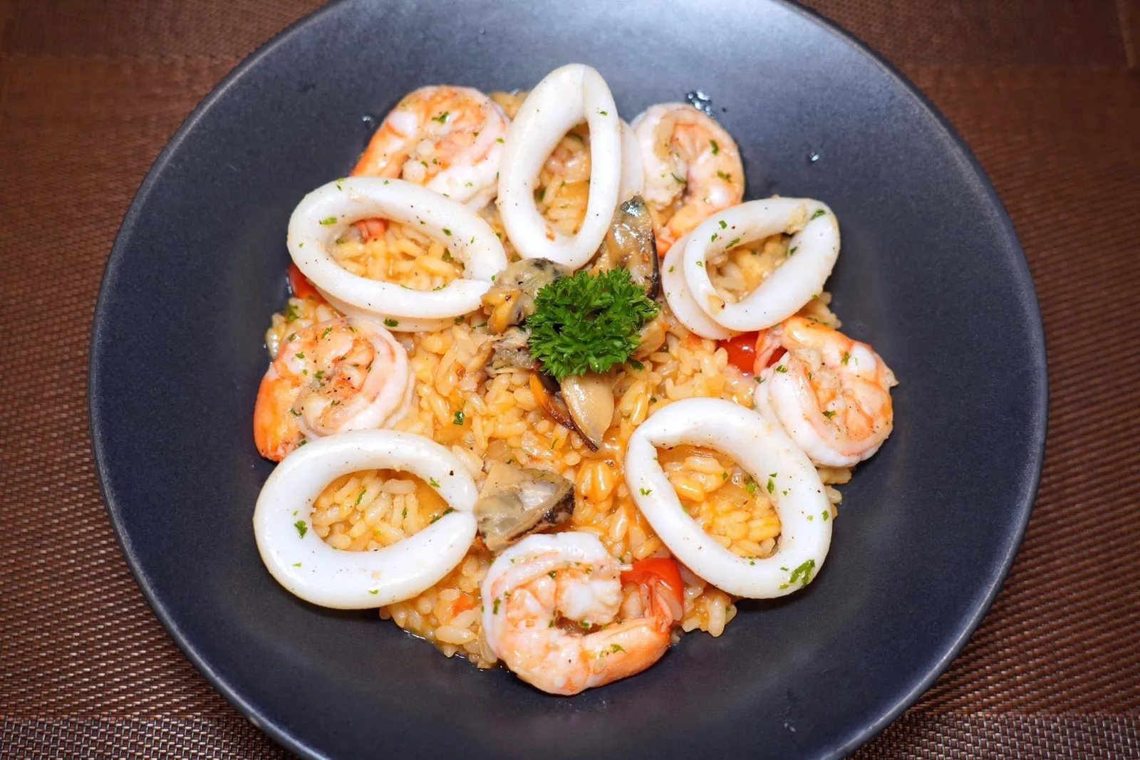 รีซอตโต้ทะเลเสิร์ฟมาแบบ Al Dente กับซอสมะเลและมะเขือเทศ ในจานมีทั้งหมึก หอยแมลงภู่ และกุ้งใส่มาล้นจาน (12/20)