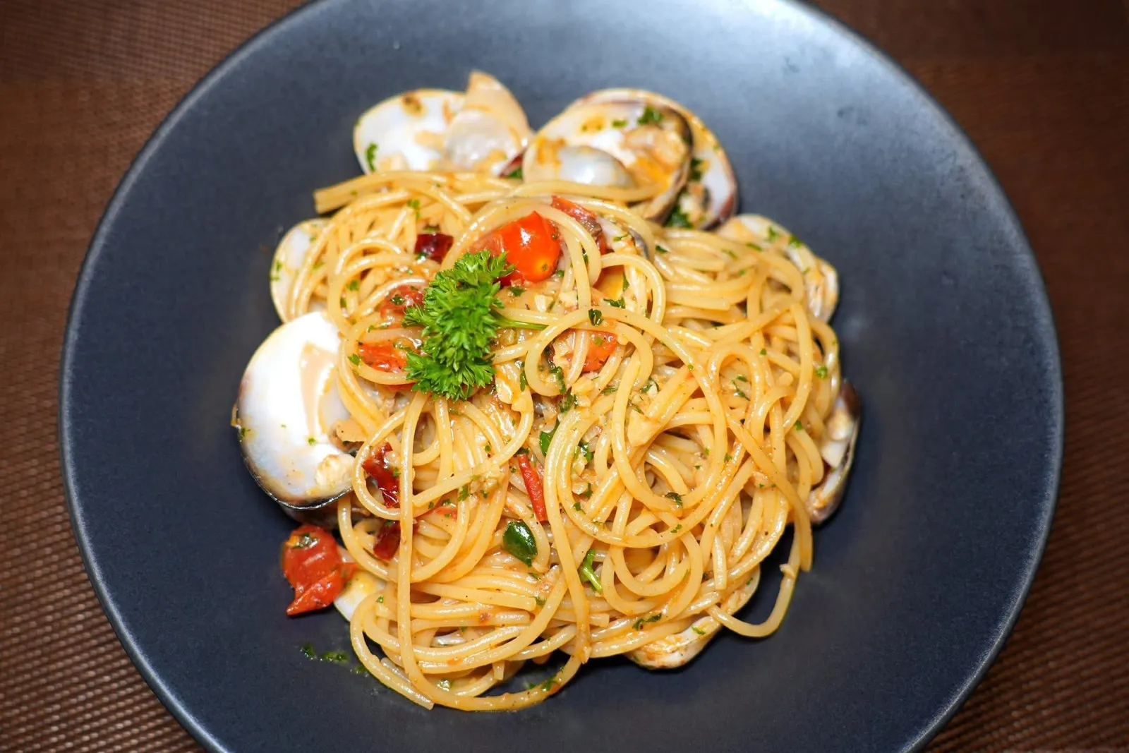 Spaghetti Vongole (400++)เมนูที่โดดเด่นที่สุดคือพาสต้าสปาเก็ตตี้ที่สุกเกินระดับ Al Dente ไปเล็กน้อยในรูปแบบที่คนไทยทั่วไปชื่นชอบ จากนั้นคลุกเคล้ากับหอยลาย ไวน์ขาว และมะเขือเทศ (13/20)Seafood Risotto (640++)