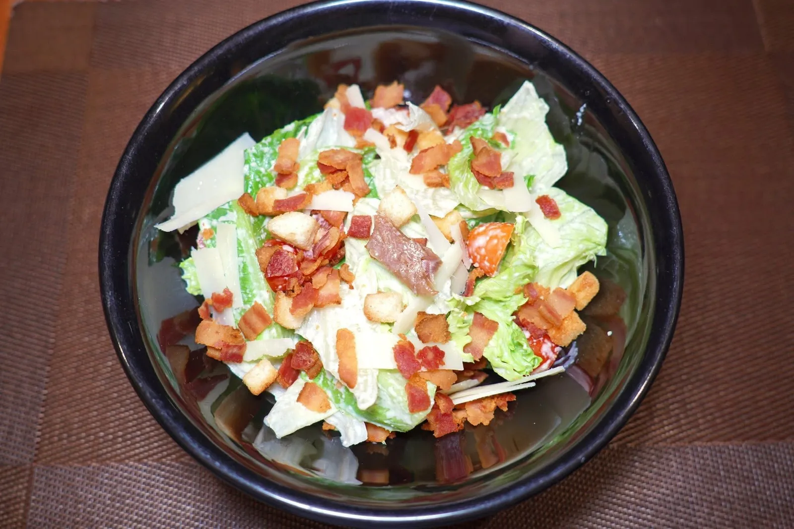 Caesar Salad (280++)เริ่มต้นมื้ออาหารด้วยซีซ่าสลัดที่ใช้ผักกาดคลุกเคล้ากับน้ำสลัด จากนั้นใส่เบคอนและครูตองกรอบลงไปด้วย (11/20)