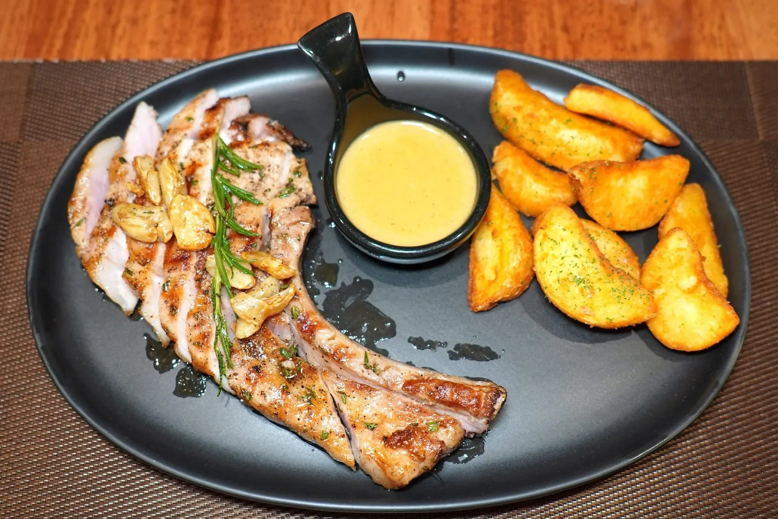 Grilled Pork Chop (680++)พอร์คช็อปได้จากการนำซี่โครงหมูไปซูวีแล้วย่างต่อเพื่อให้เนื้อยังคงความนุ่มฉ่ำ จากนั้นราดด้วยซอสพริกไทยดำในแบบที่คนไทยชื่นชอบ ข้าง ๆ คือมันฝรั่งรูปลิ่มทอดกรอบ (12/20)