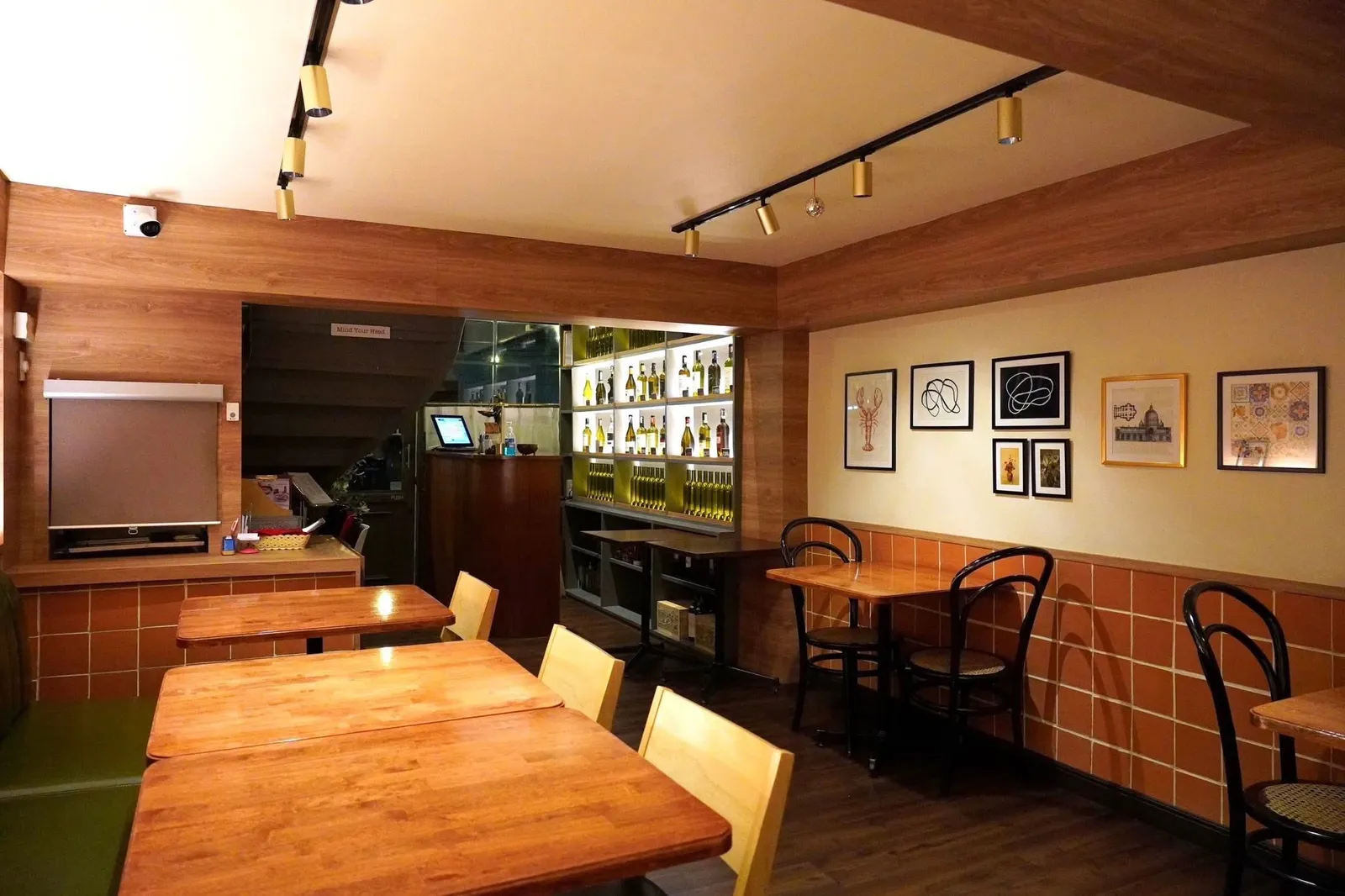 🎗️ La Buca เป็นร้านอาหารอิตาลีเล็ก ๆ ที่แอบซ่อนตัวอยู่ในซอยสุขุมวิทซอย 1 ข้าง ๆ กันกับโรงพยาบาลบำรุงราษฏร์ ตัวร้านแม้มีขนาดเล็กแต่พื้นที่ภายในได้รับการแบ่งสันปันส่วนได้ดี บริเวณชั้นล่างให้บรรยากาศสนุกและครึกครื้นแต่เสื่อบันขึ้นบันไดวนไปจะพบกับชั้นบนนที่มอบความเป็นส่วนตัวได้มากกว่า บนผนังตกแต่งด้วยรูปภาพหลากหลายแบบช่วยทำให้ตัวร้านมีสัสีนมากยิ่งขึ้น